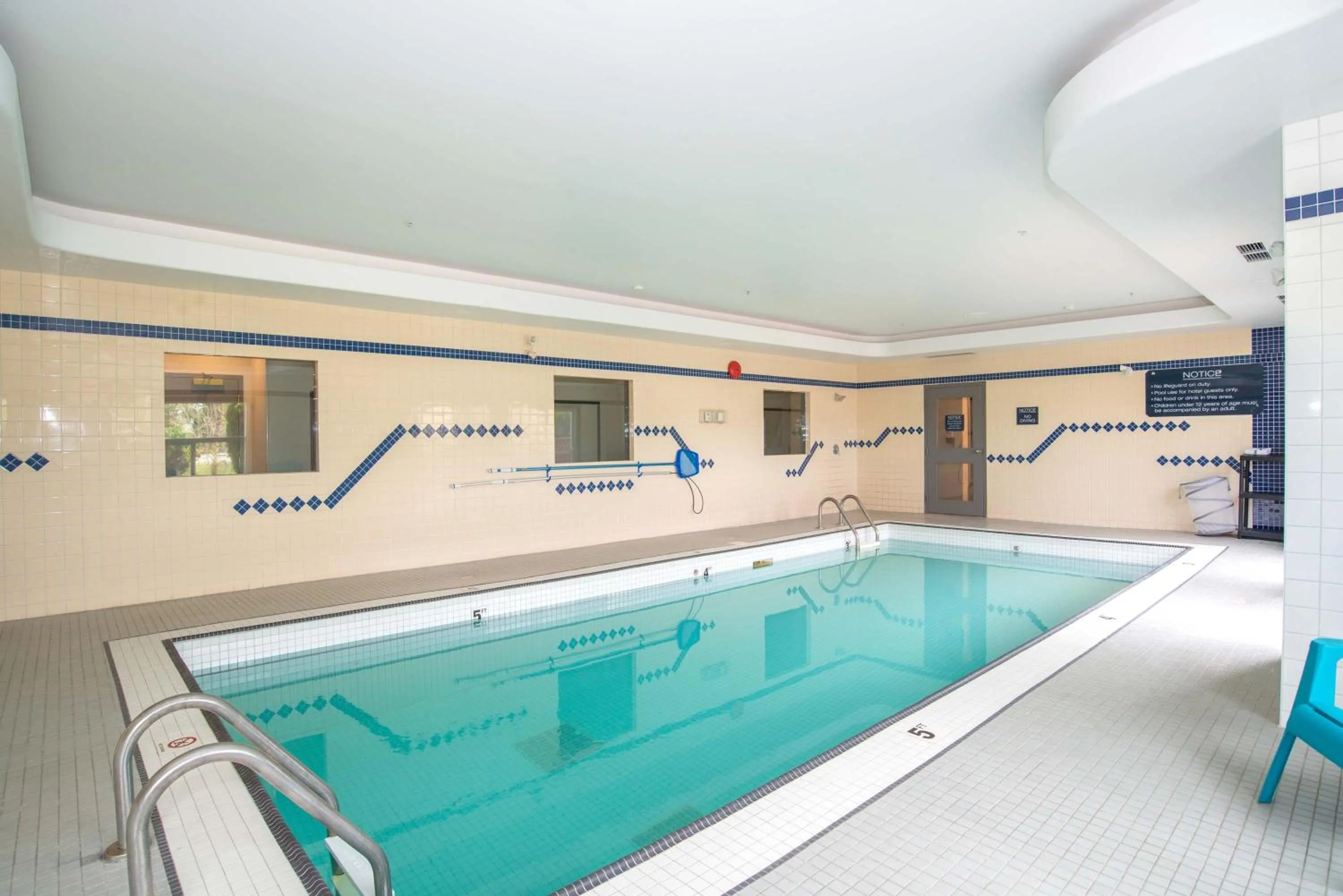 Swimming pool in Sandman Hotel Quesnel