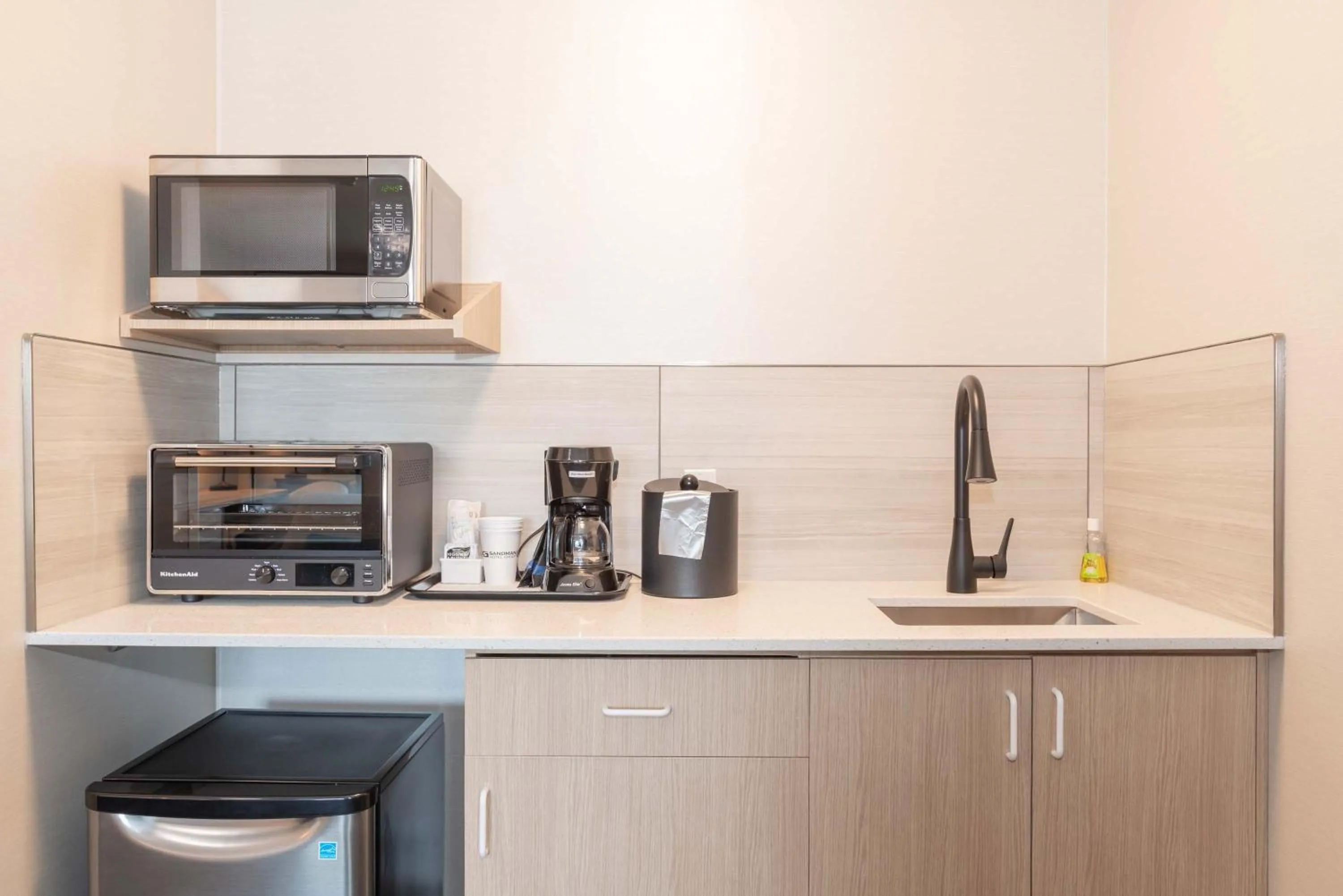 Kitchen or kitchenette in Sandman Hotel Quesnel