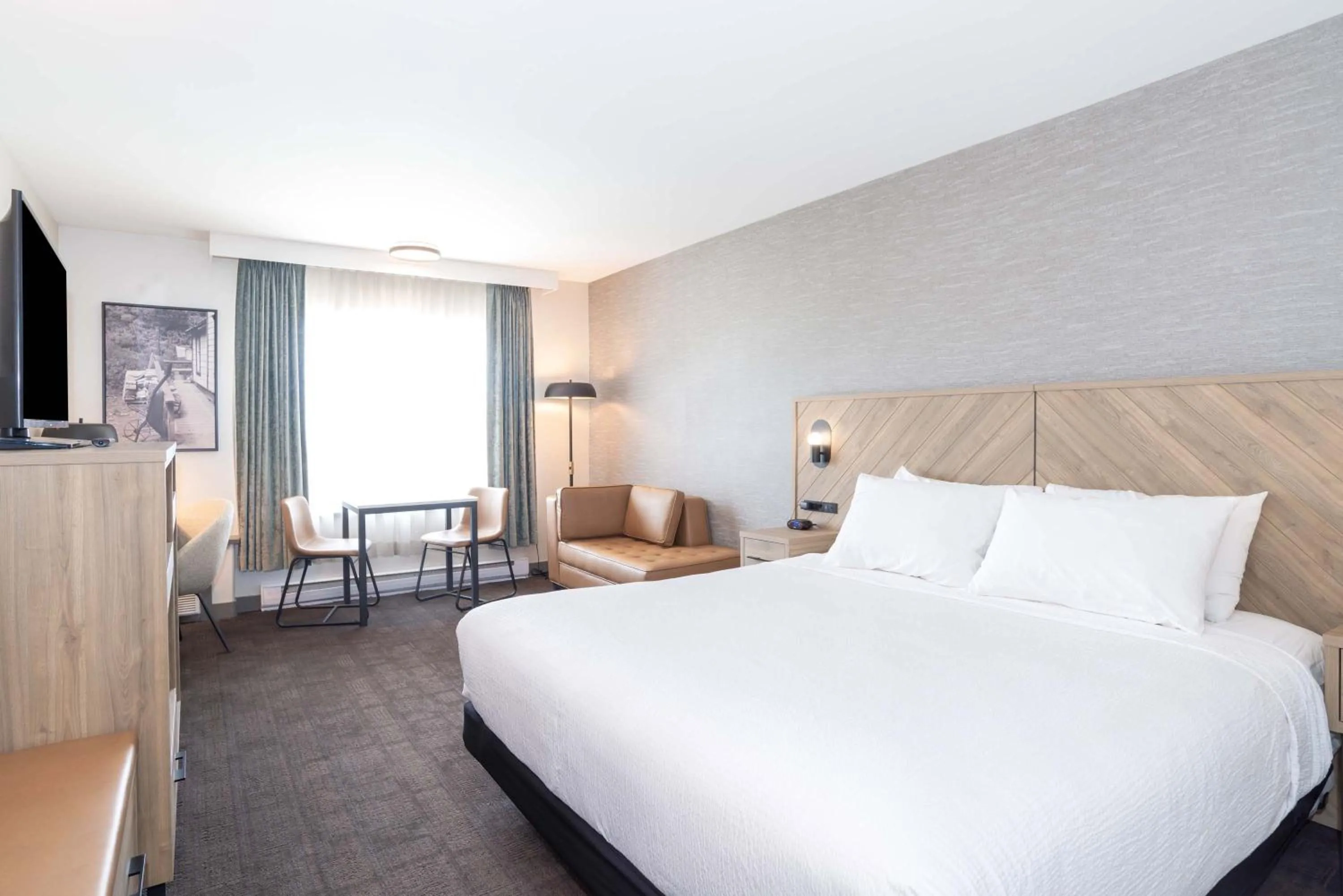 Photo of the whole room, Bed in Sandman Hotel Quesnel