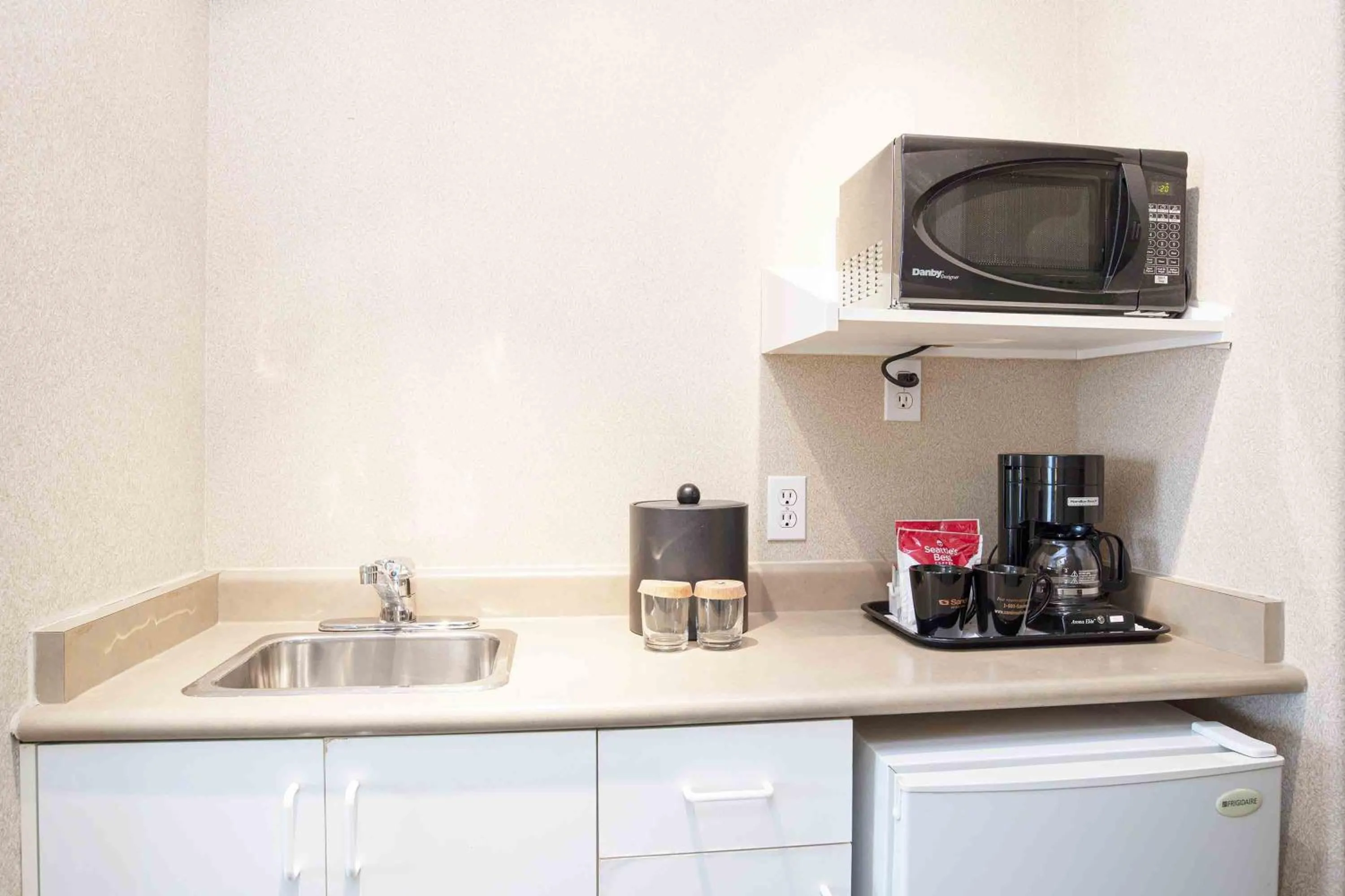 Kitchen or kitchenette in Sandman Hotel Quesnel