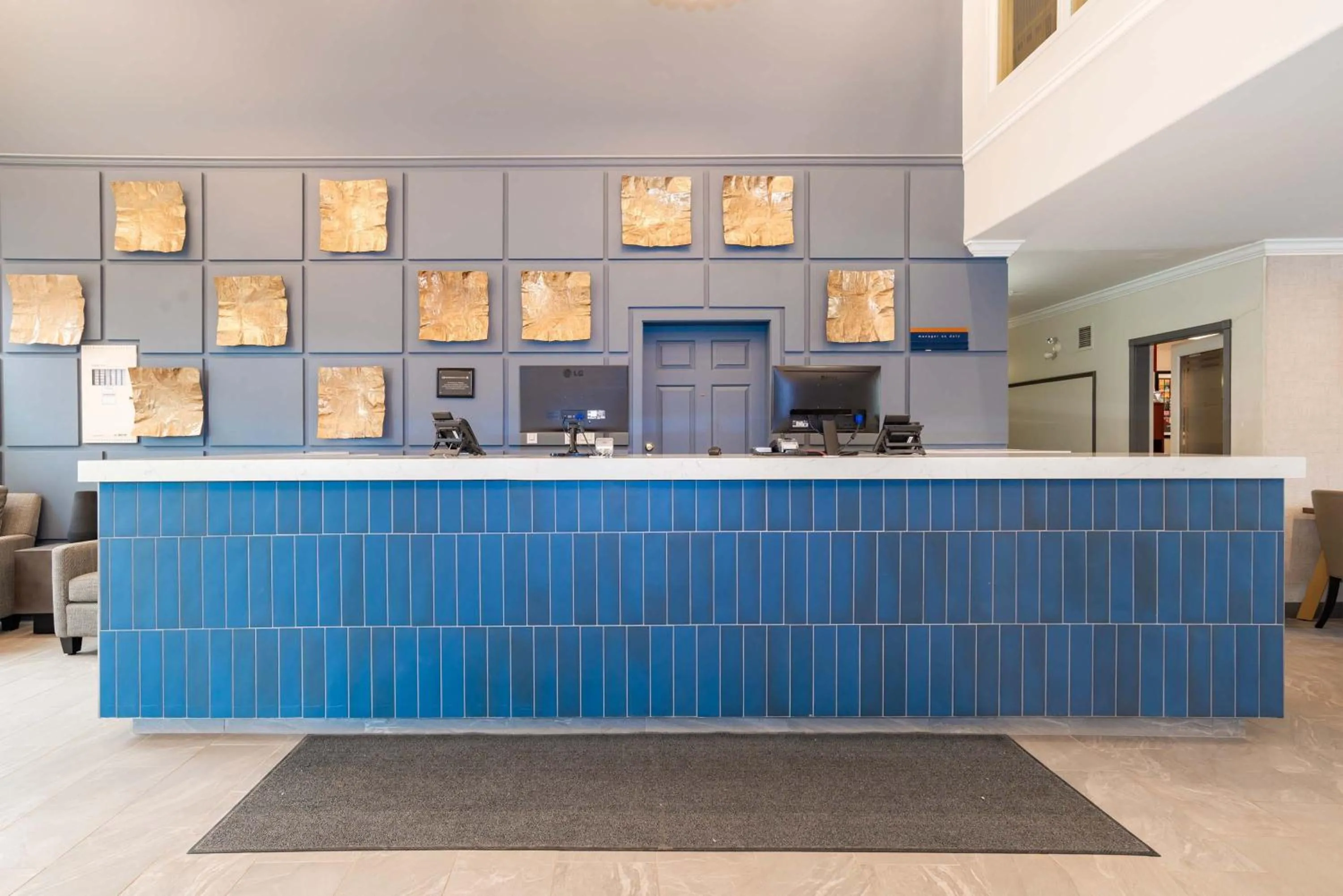 Facade/entrance in Sandman Hotel Quesnel