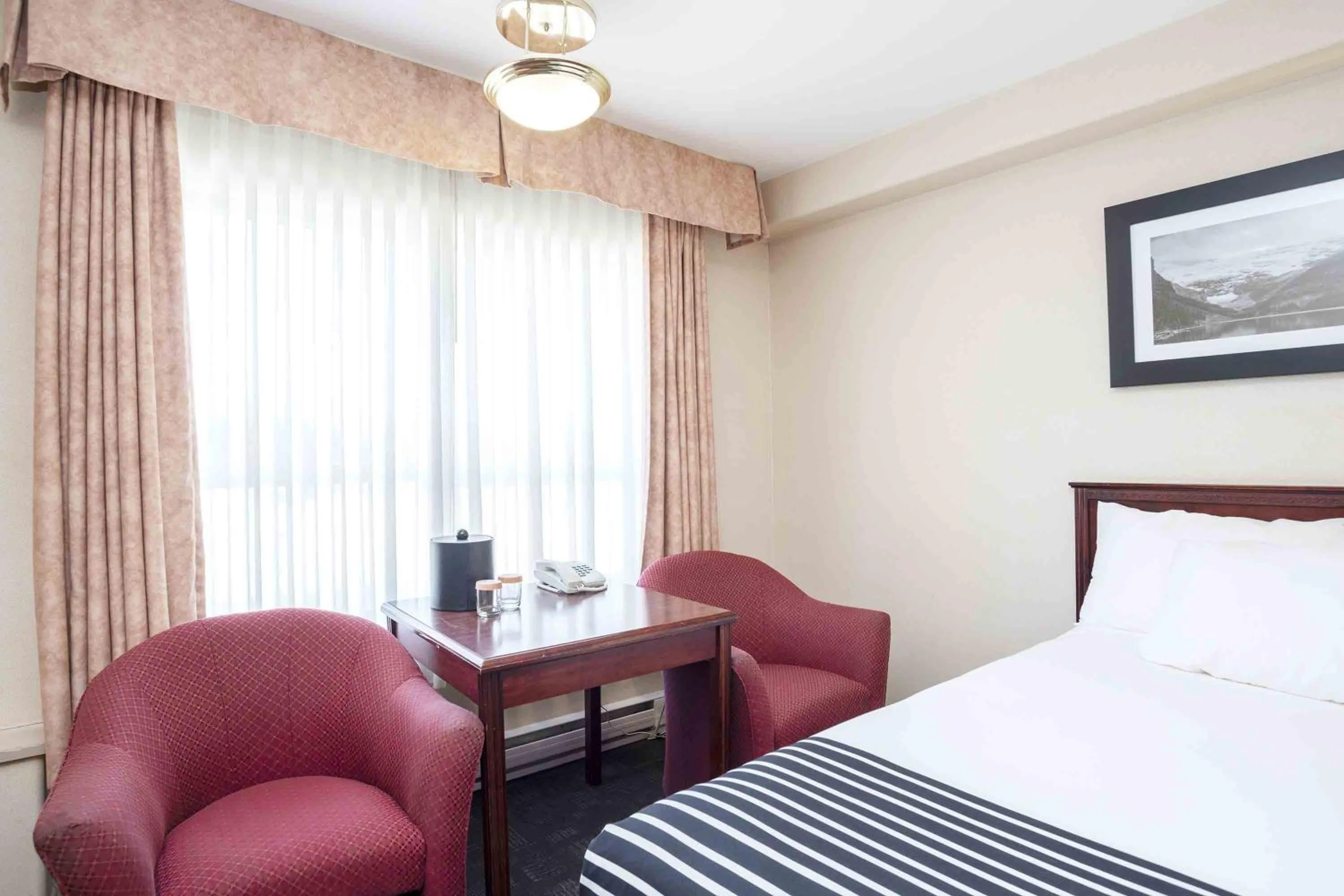 Photo of the whole room, Bed in Sandman Hotel Quesnel