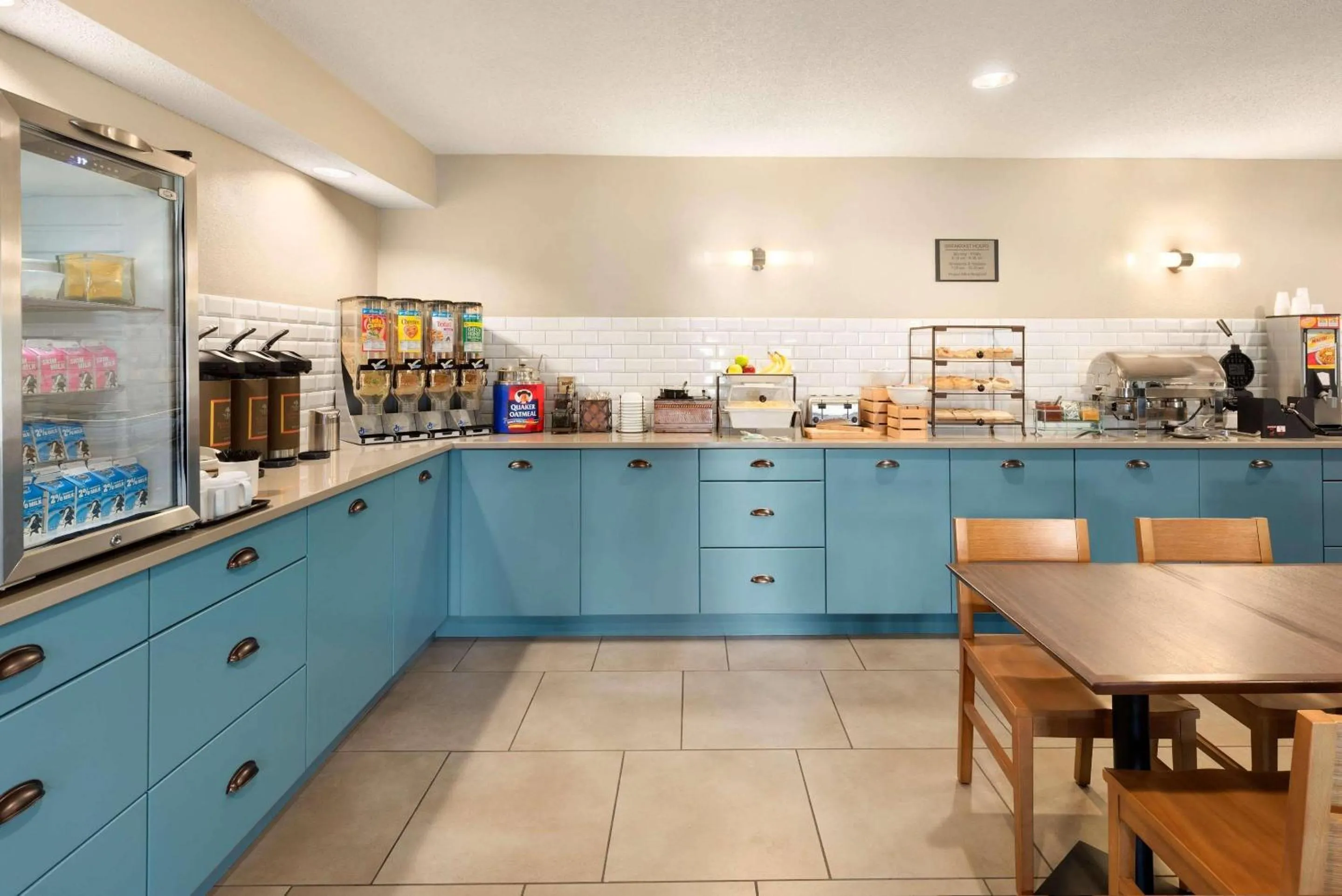 Breakfast in Country Inn & Suites by Radisson, Chippewa Falls, WI