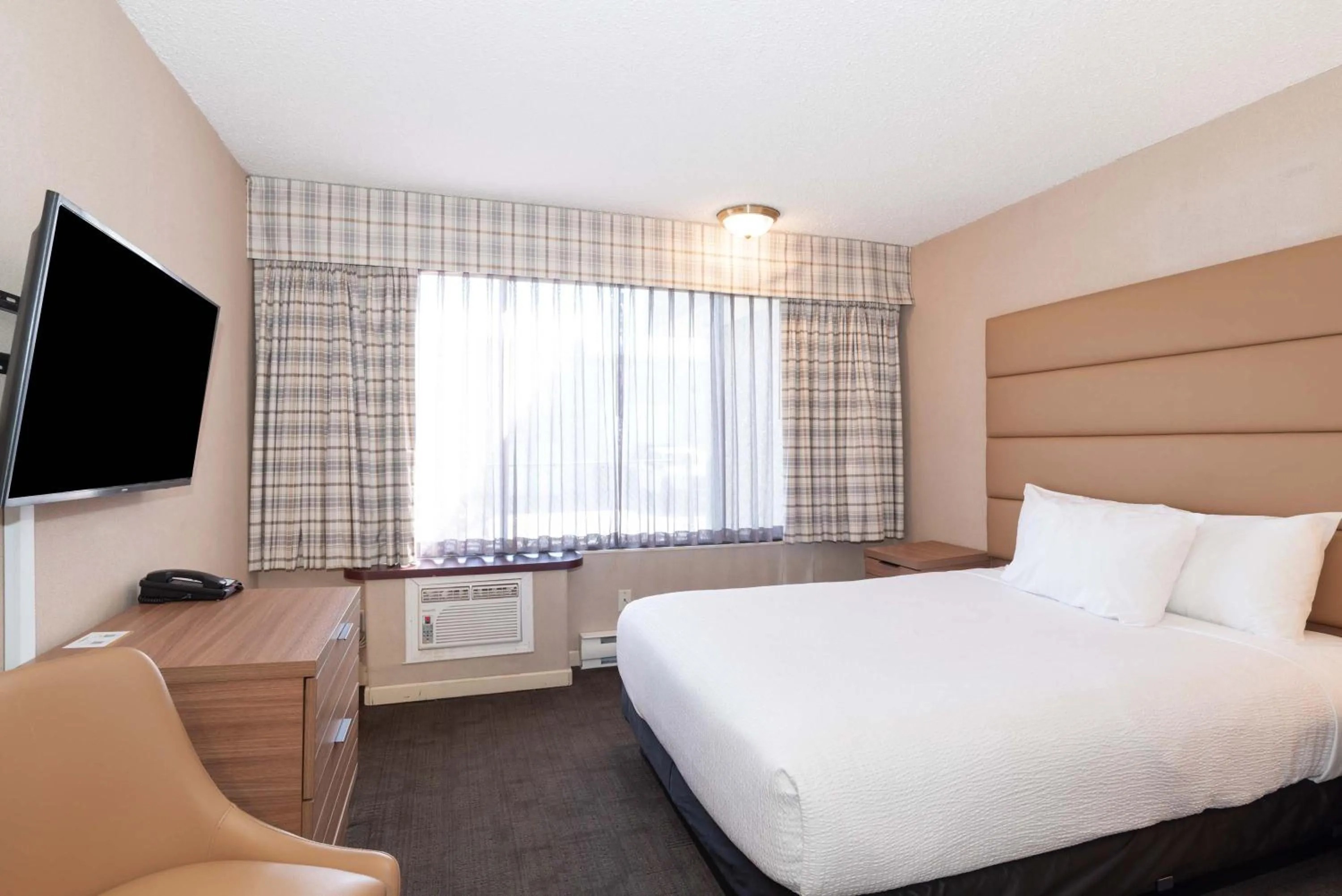 Photo of the whole room, Bed in Sandman Hotel Terrace