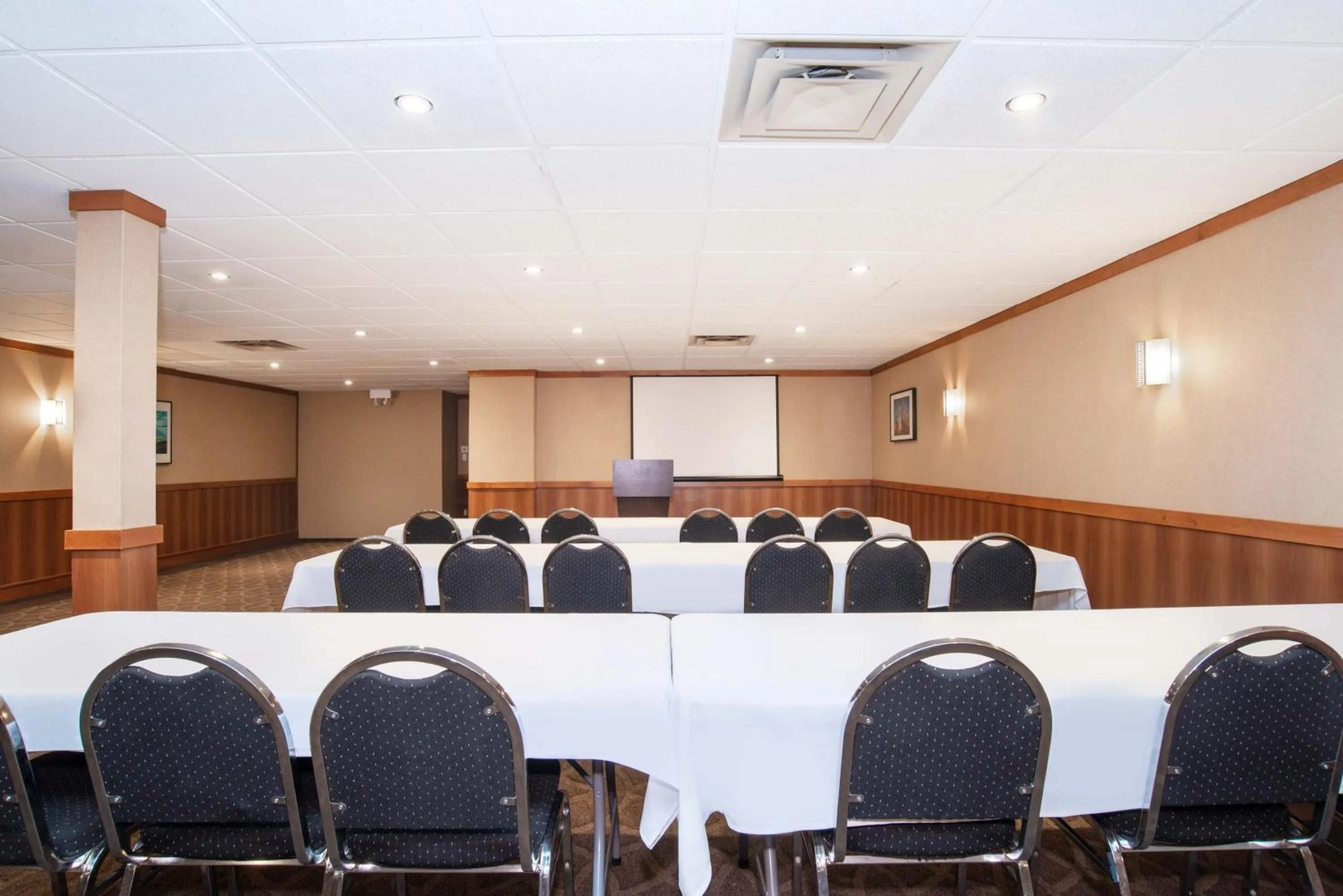 Meeting/conference room in Sandman Hotel Vernon