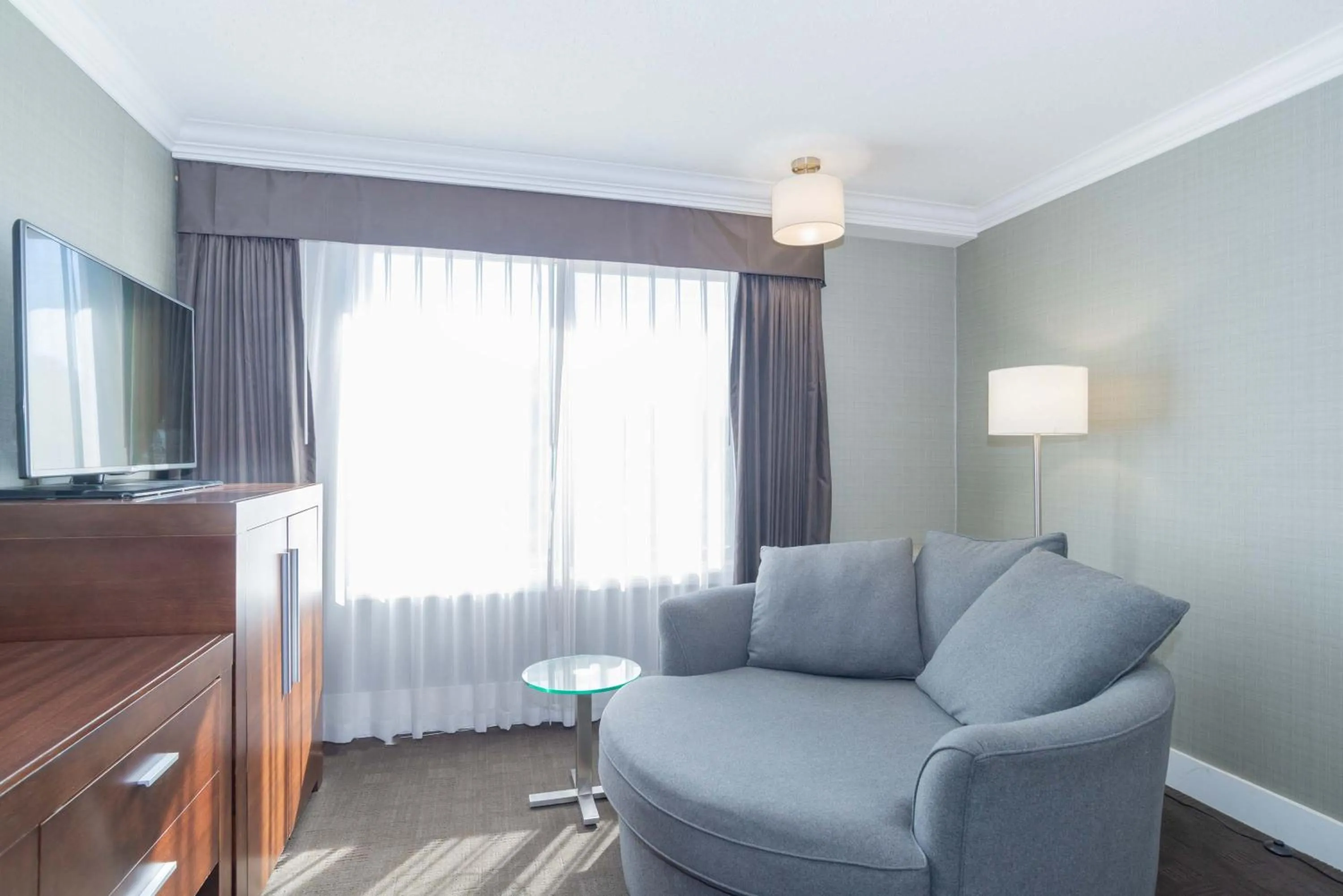 Photo of the whole room in Sandman Hotel Vernon