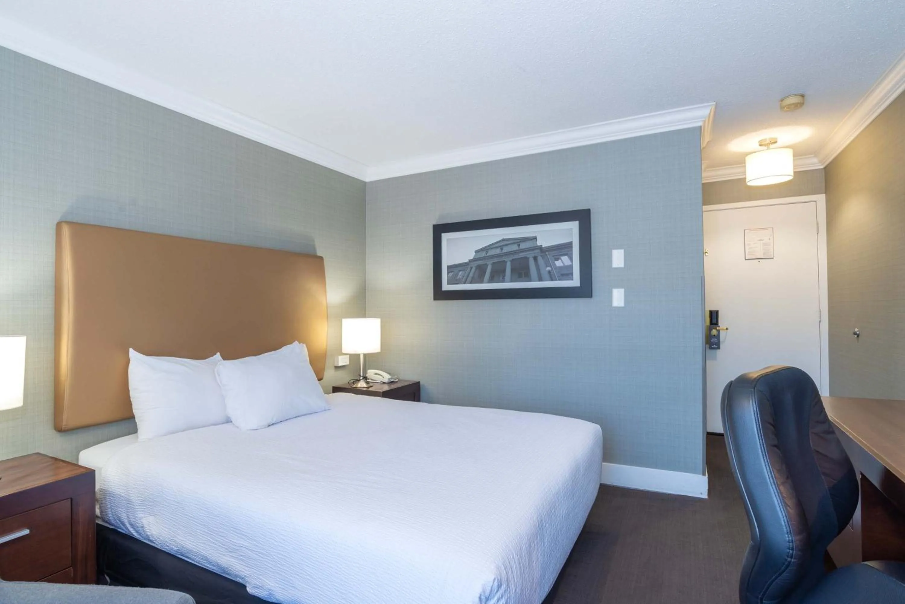 Photo of the whole room, Bed in Sandman Hotel Vernon