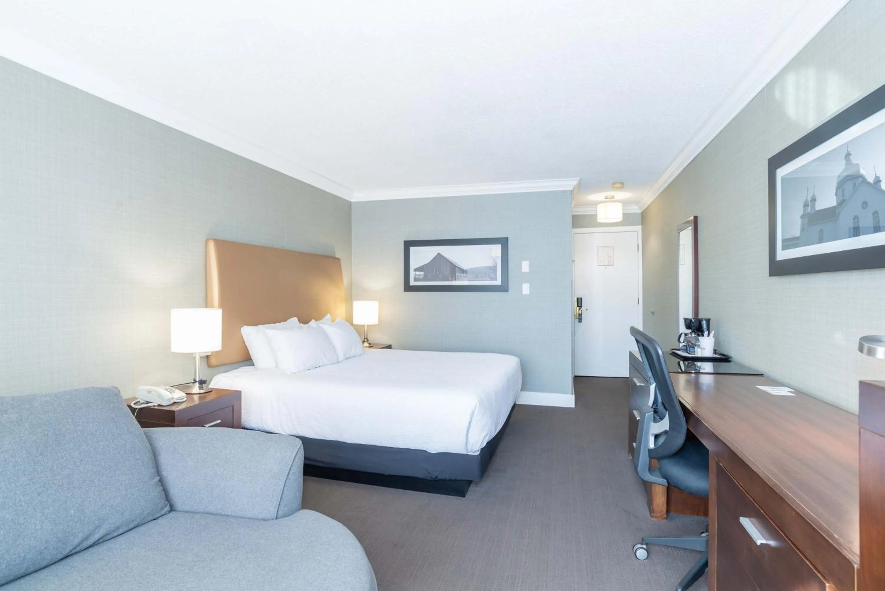 Photo of the whole room, Bed in Sandman Hotel Vernon