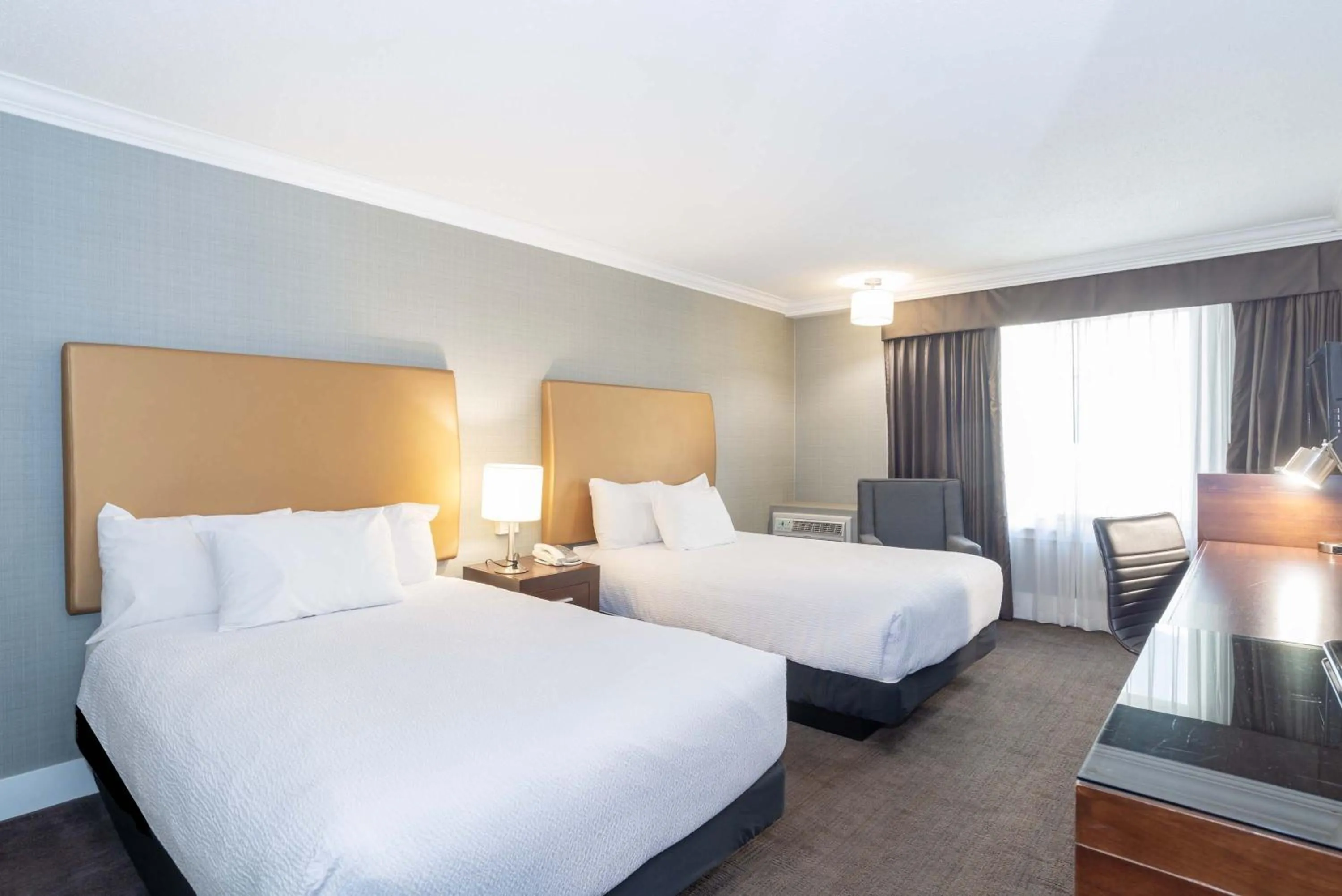 Photo of the whole room, Bed in Sandman Hotel Vernon