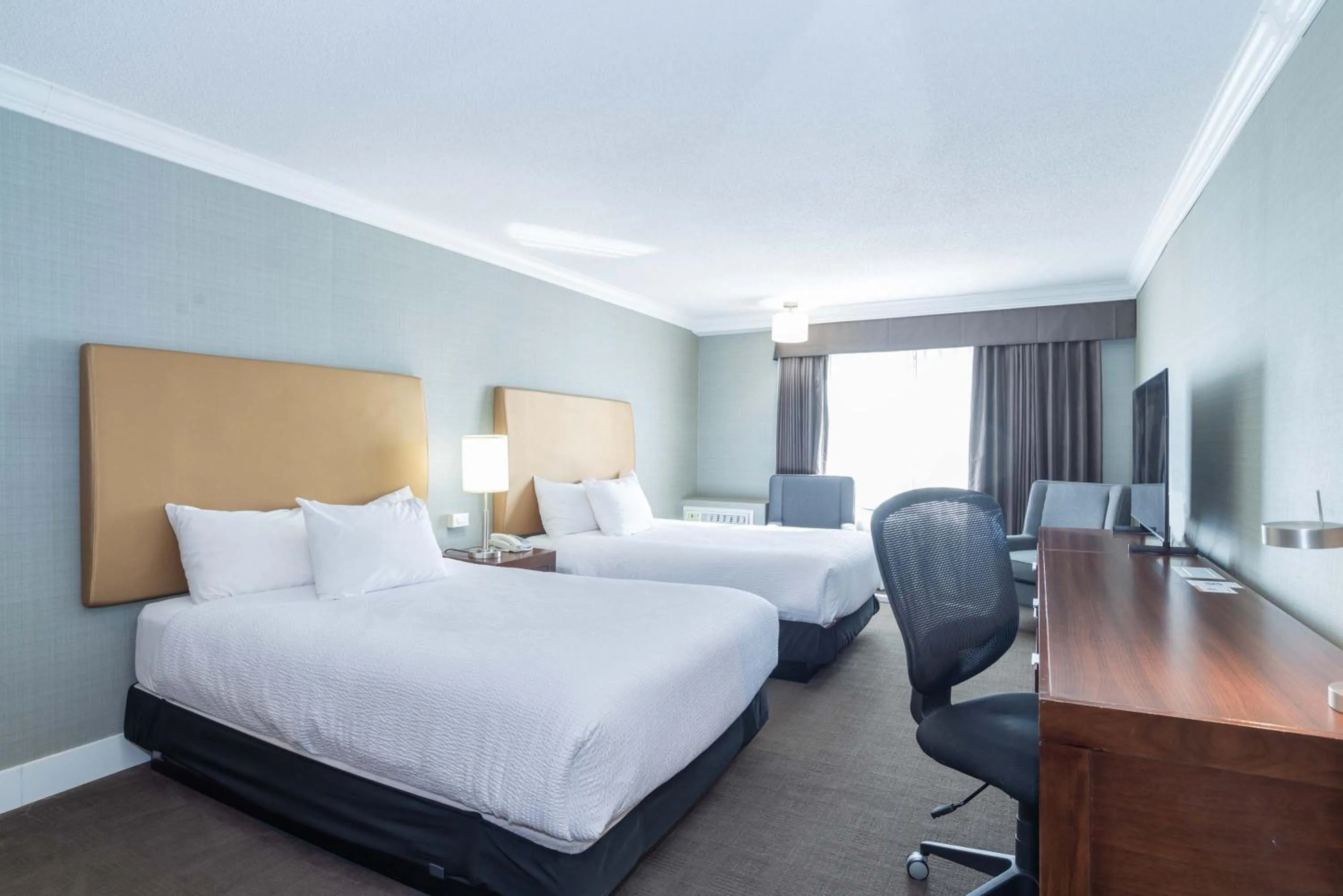 Photo of the whole room, Bed in Sandman Hotel Vernon