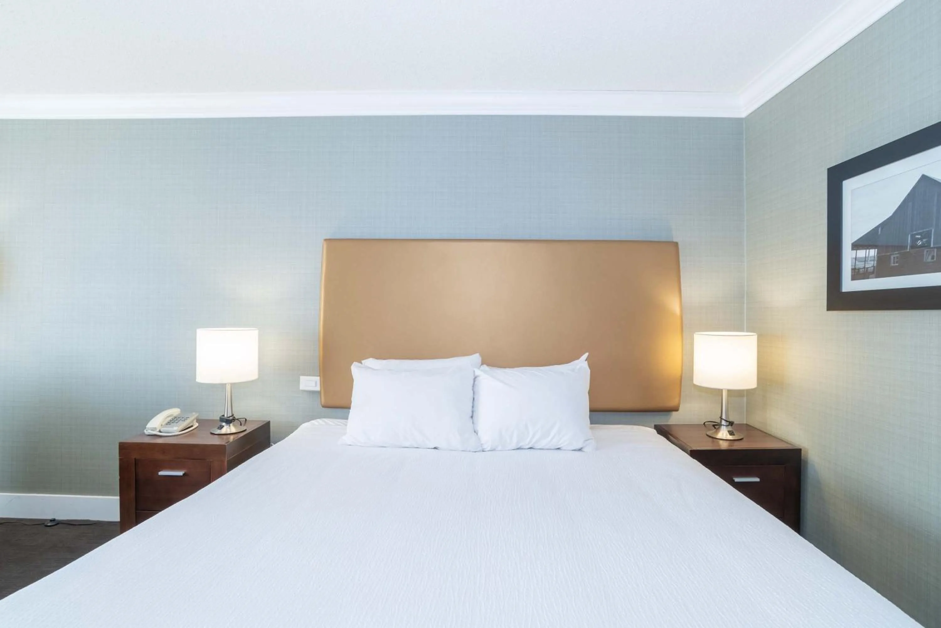 Photo of the whole room, Bed in Sandman Hotel Vernon