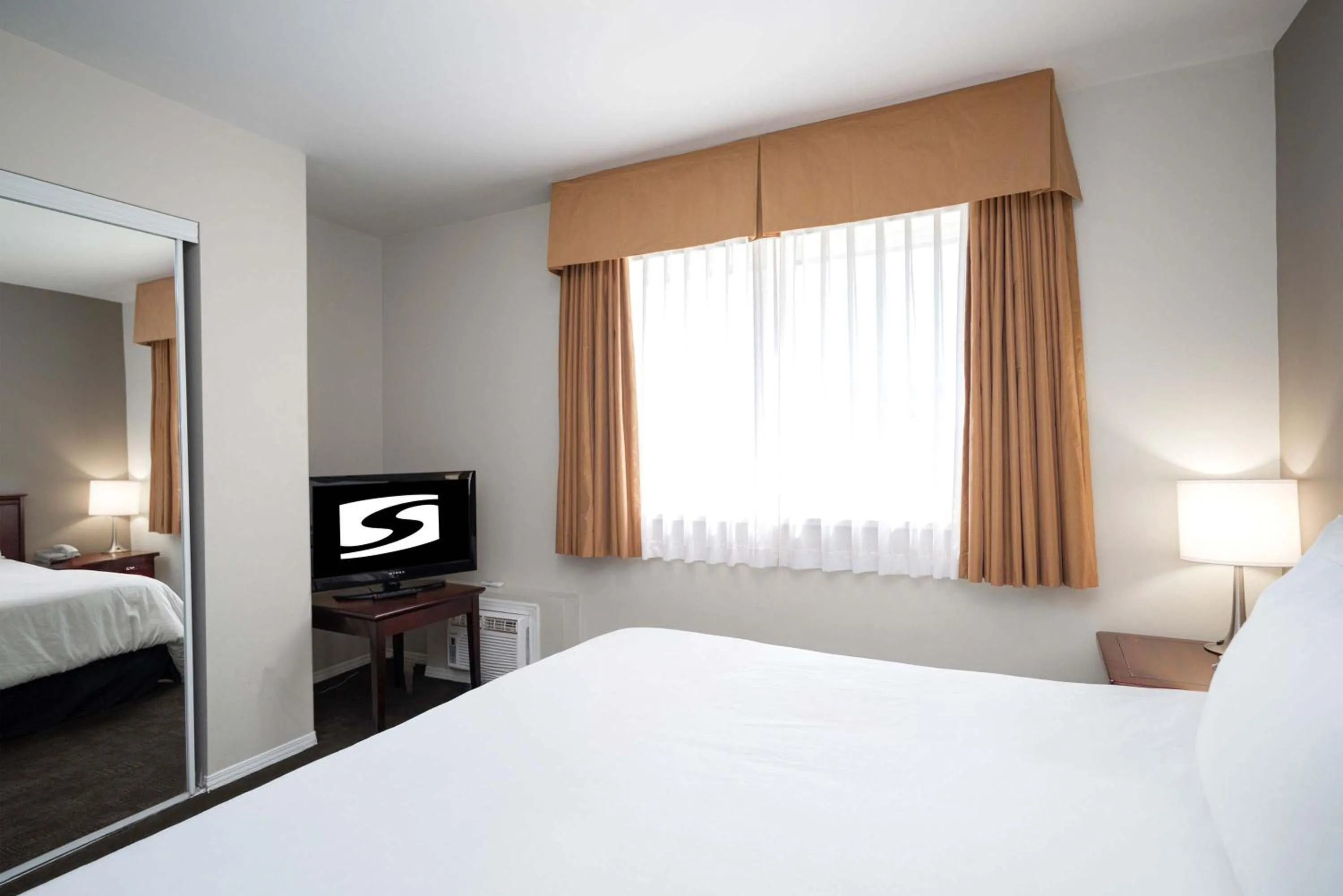 Photo of the whole room, Bed in Sandman Hotel & Suites Williams Lake