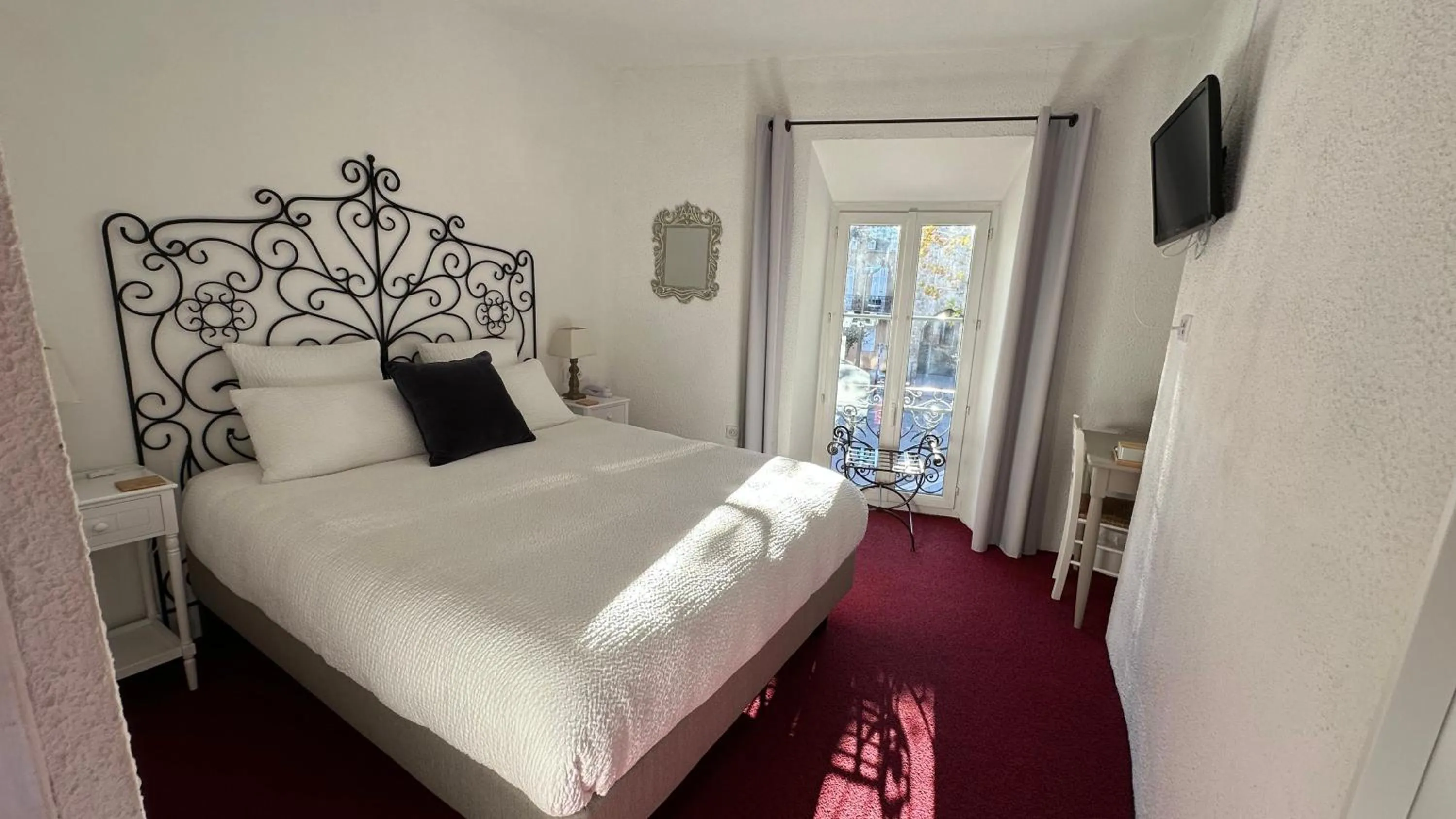 Bed in Logis Hôtel la Vallée de l'Arc