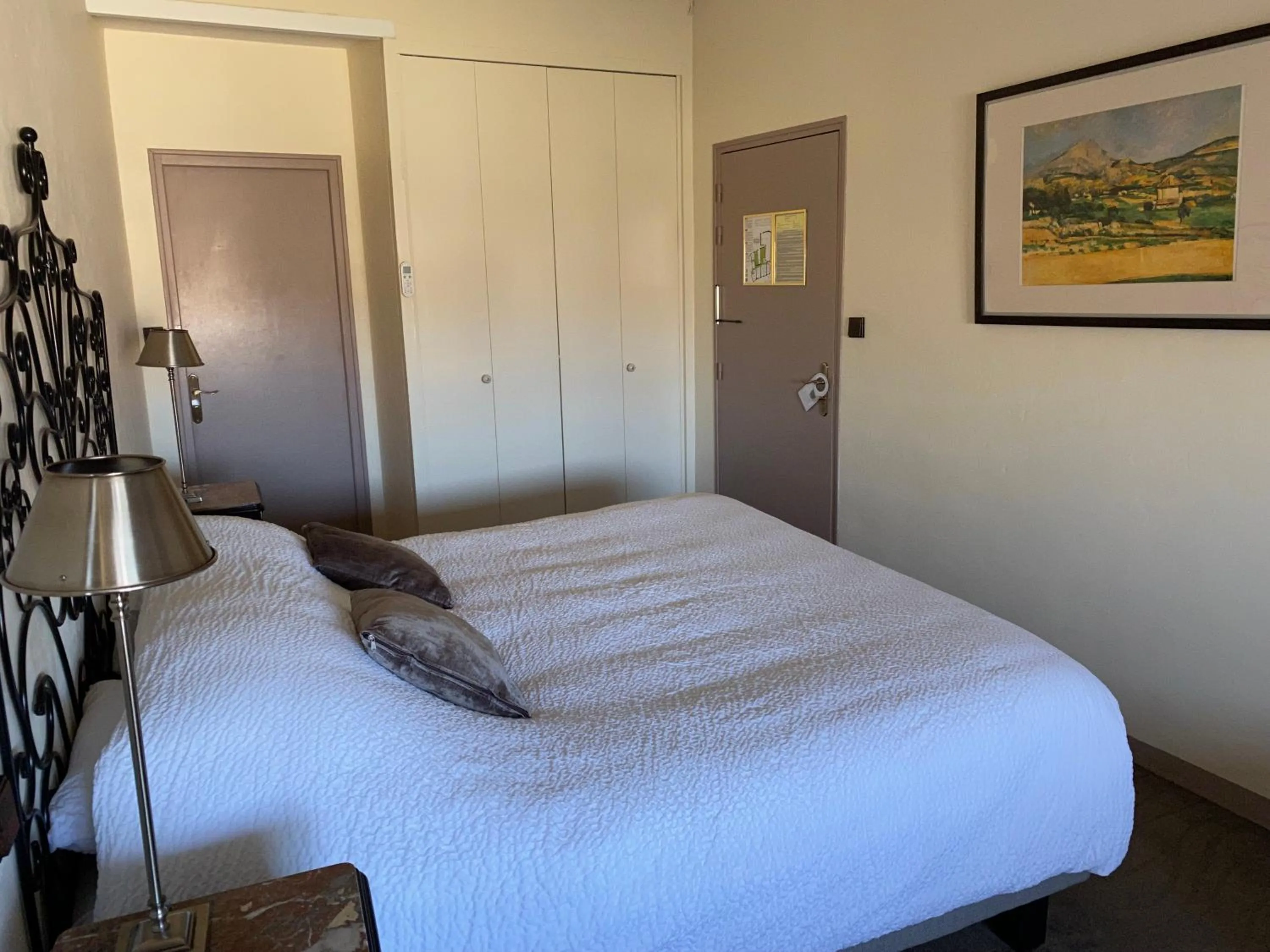 Bed in Logis Hôtel la Vallée de l'Arc