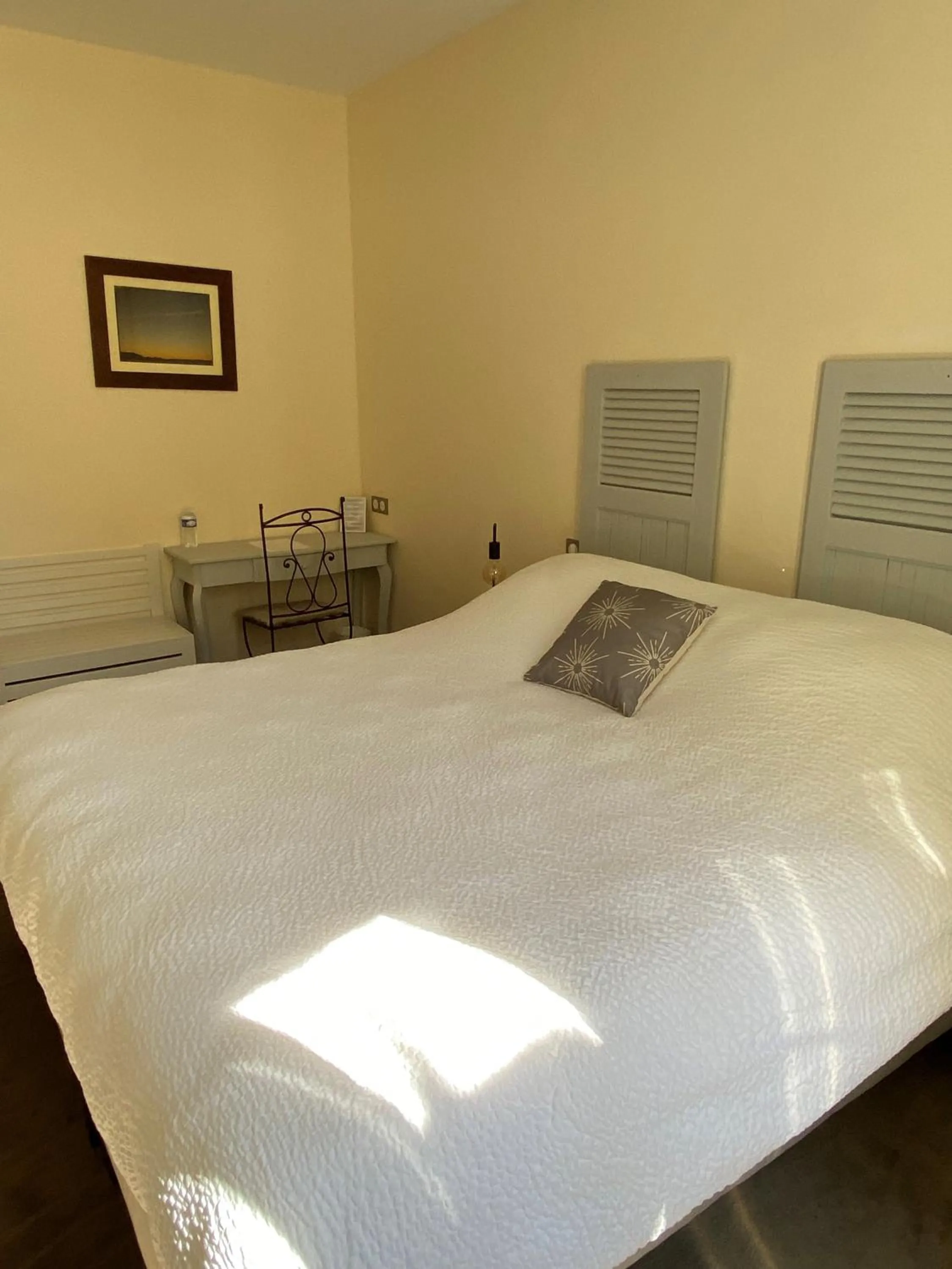 Bed in Logis Hôtel la Vallée de l'Arc