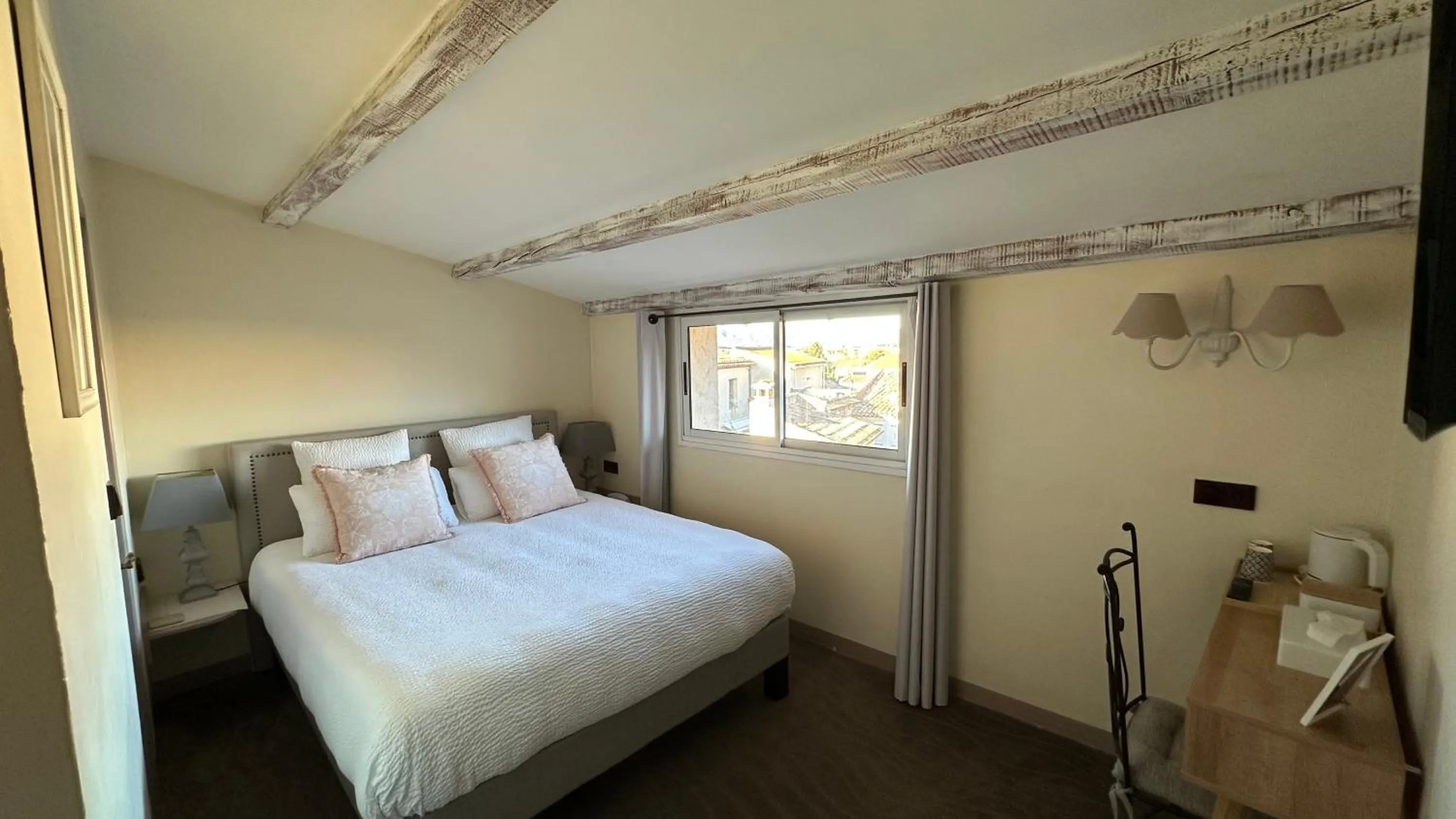 Bed in Logis Hôtel la Vallée de l'Arc