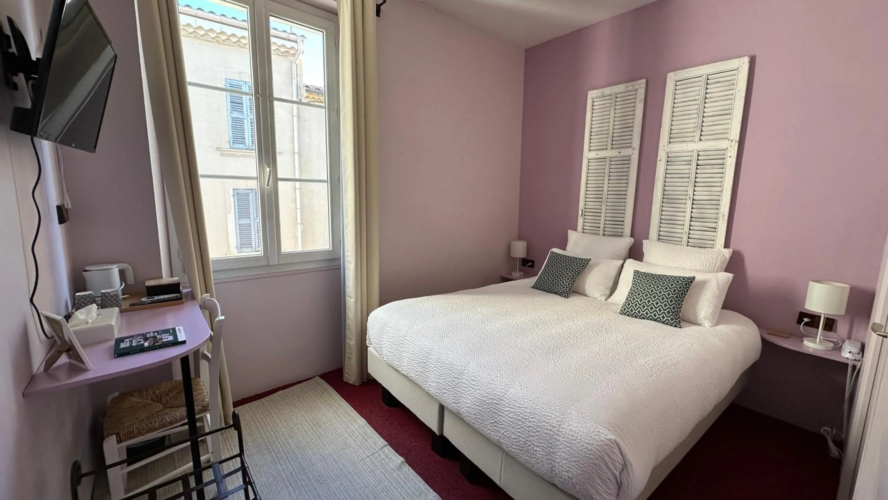 Bed in Logis Hôtel la Vallée de l'Arc