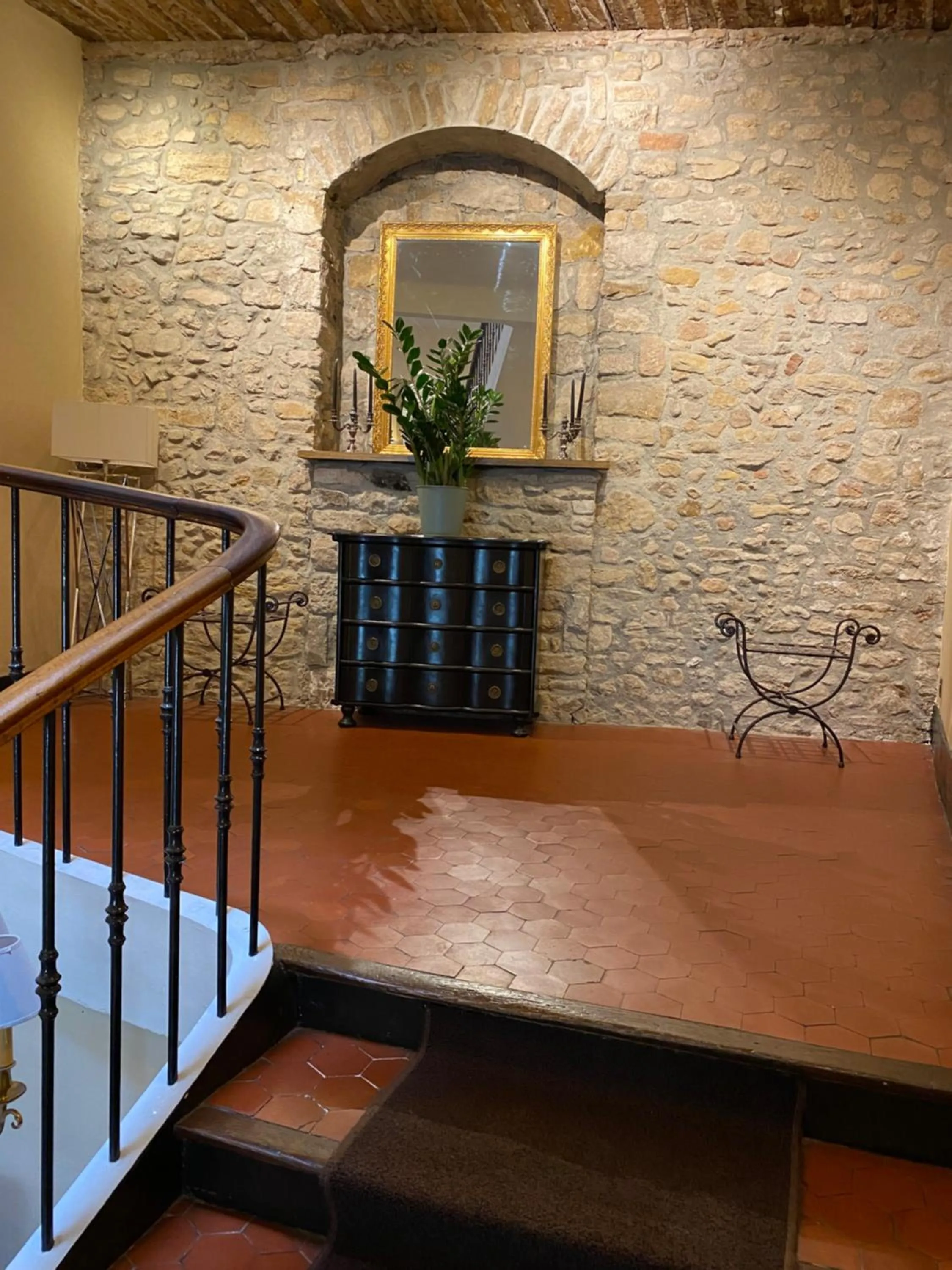 Bed in Logis Hôtel la Vallée de l'Arc