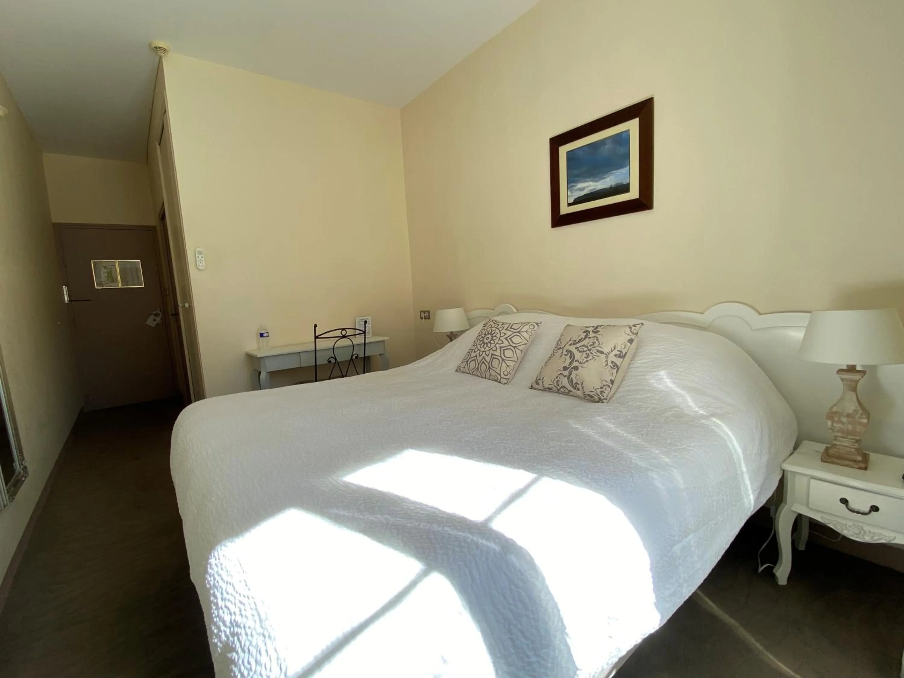 Bed in Logis Hôtel la Vallée de l'Arc