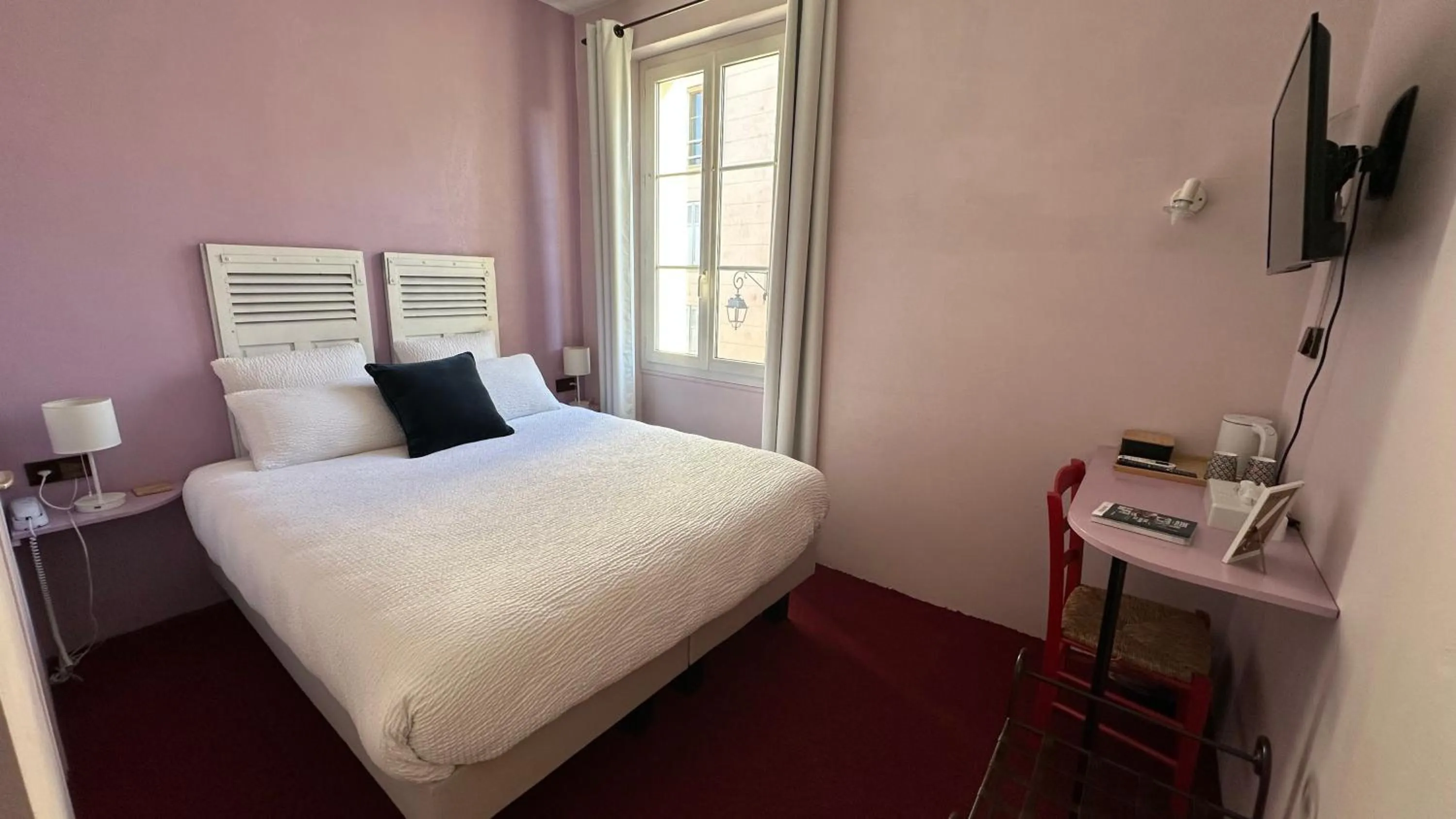 Bed in Logis Hôtel la Vallée de l'Arc