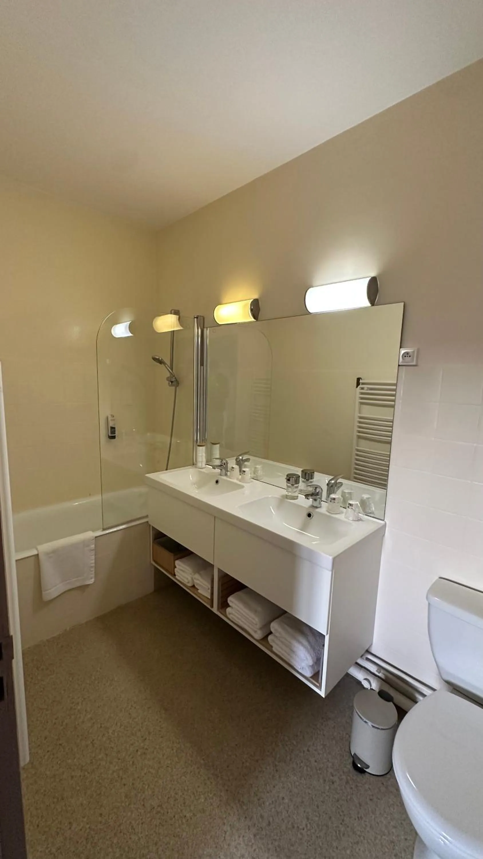 Toilet in Logis Hôtel la Vallée de l'Arc