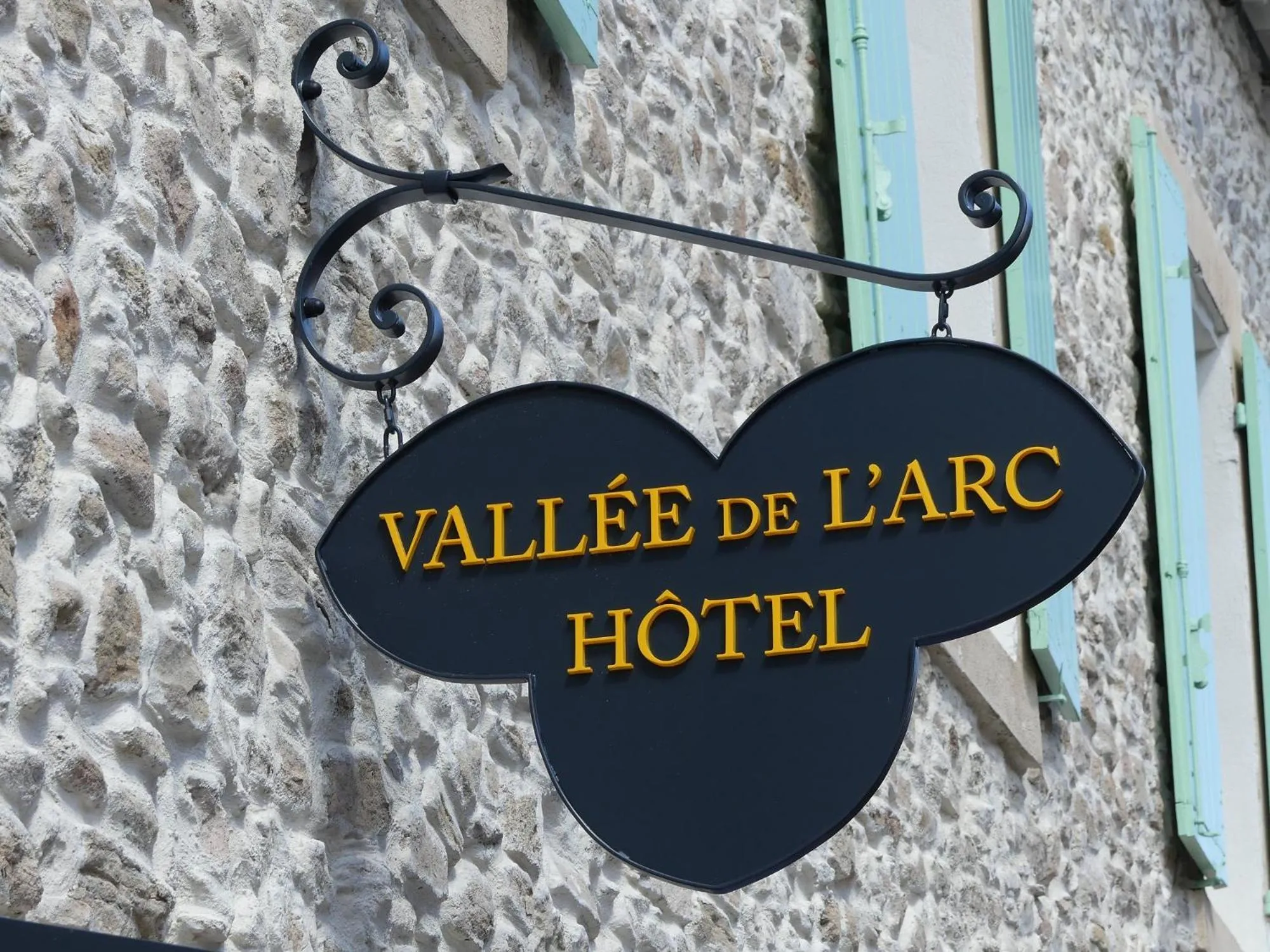 Property logo or sign in Logis Hôtel la Vallée de l'Arc