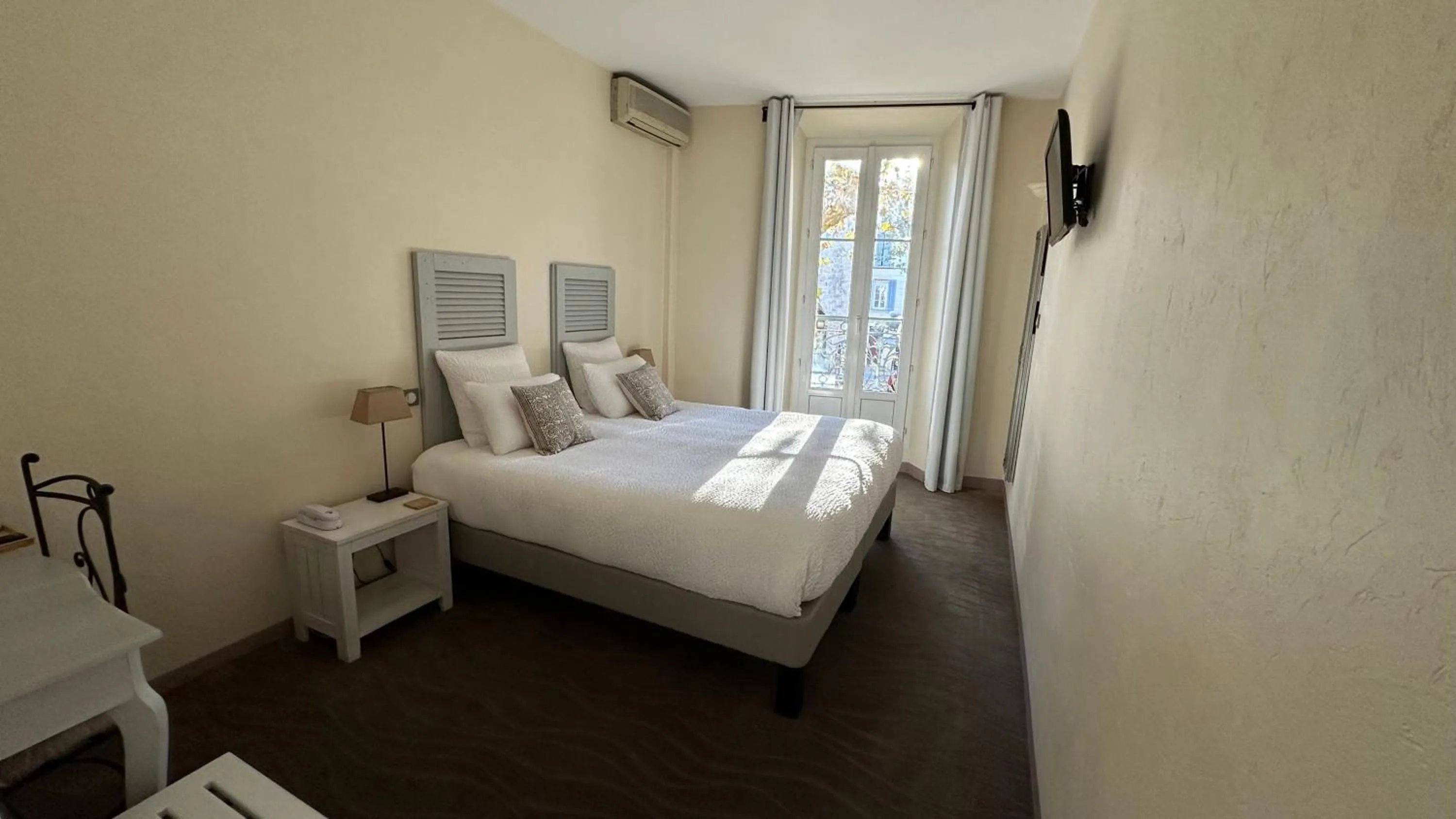 Bed in Logis Hôtel la Vallée de l'Arc