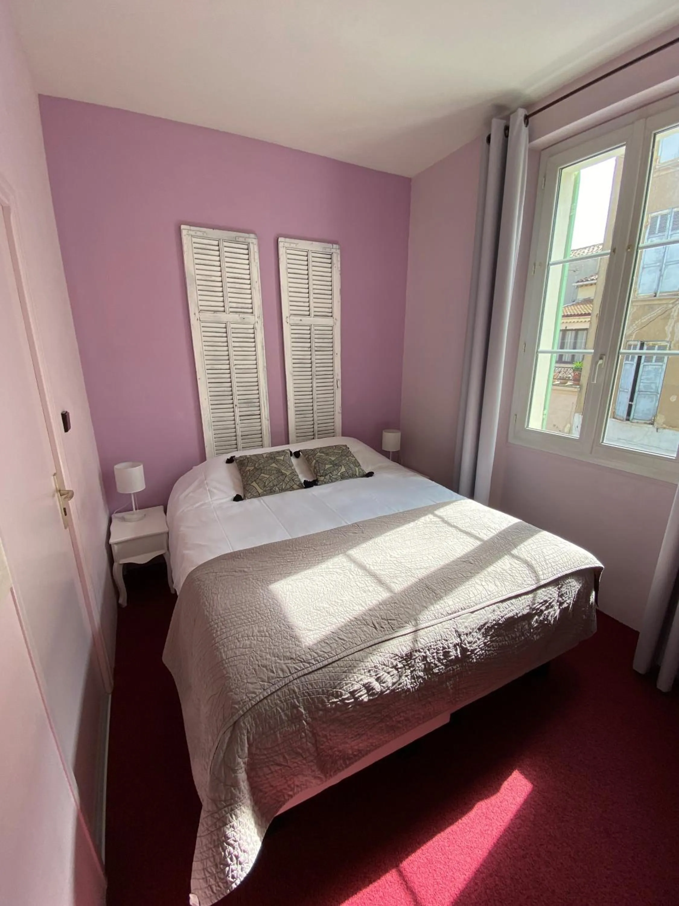 Bed in Logis Hôtel la Vallée de l'Arc