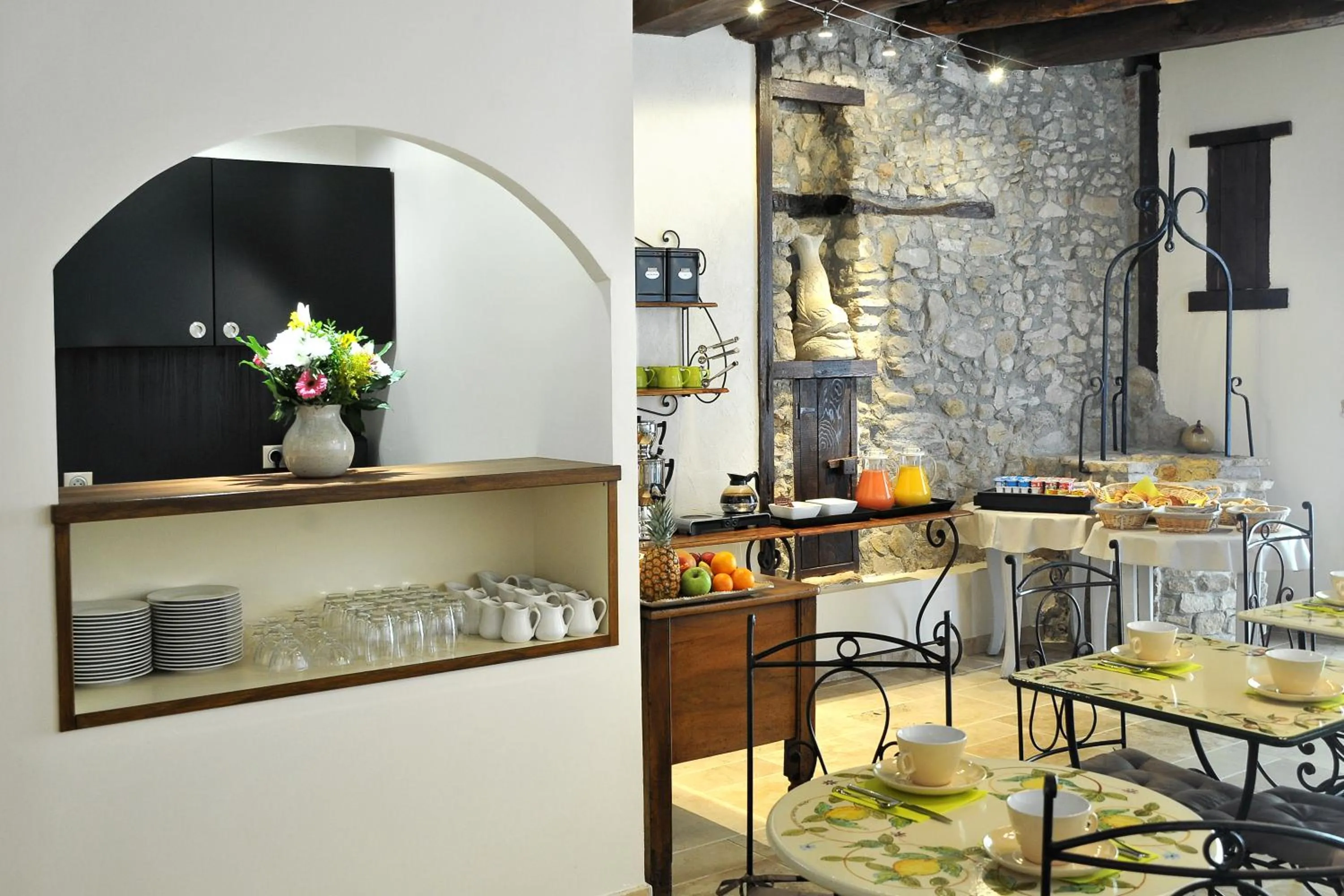 Restaurant/places to eat in Logis Hôtel la Vallée de l'Arc