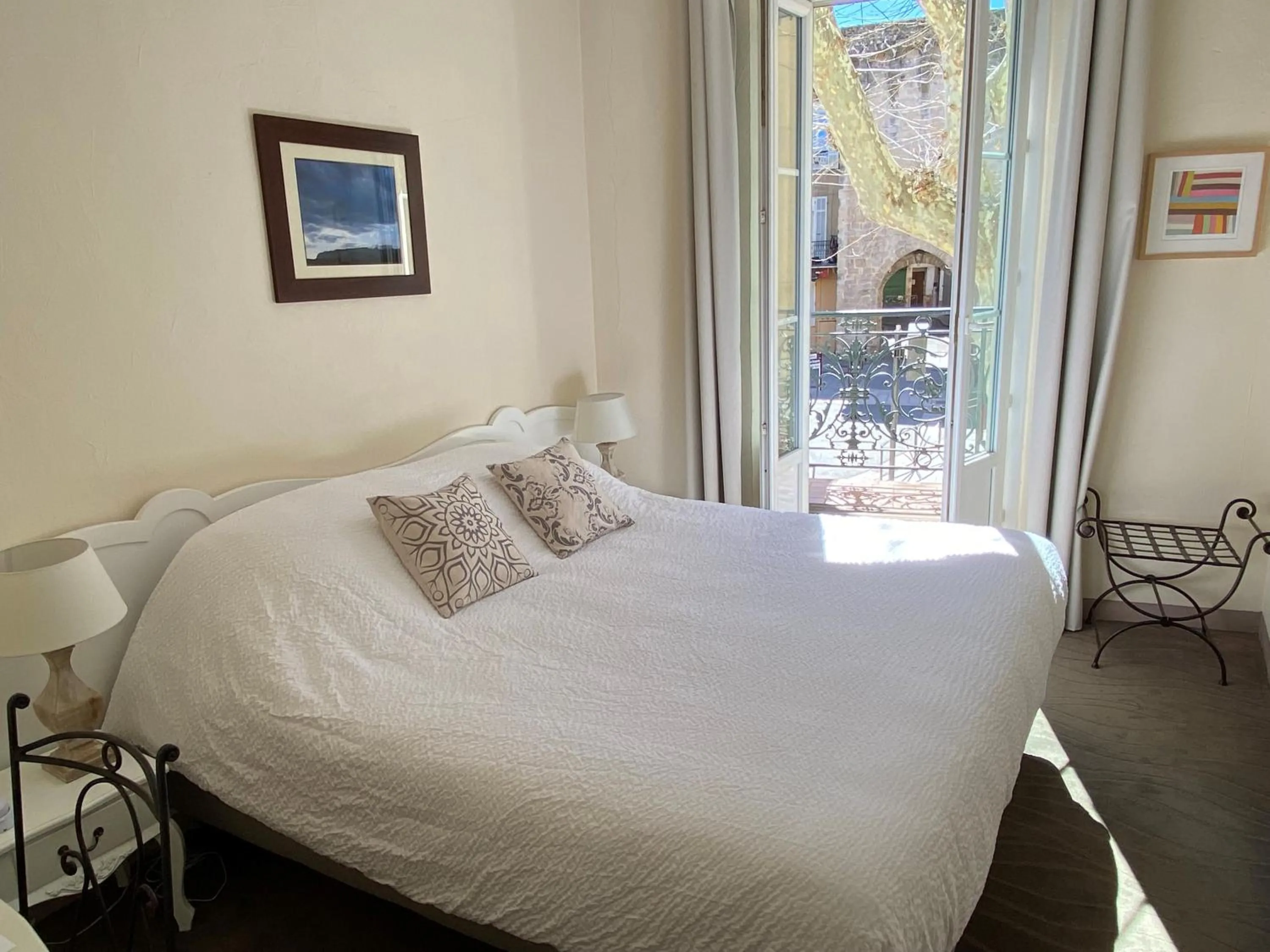 Bed in Logis Hôtel la Vallée de l'Arc