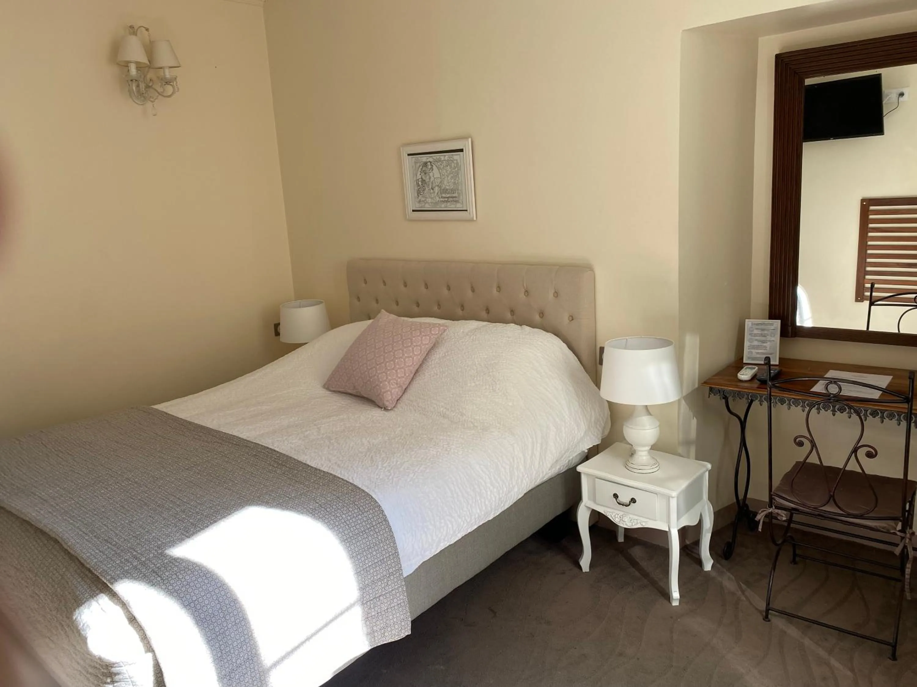 Bed in Logis Hôtel la Vallée de l'Arc