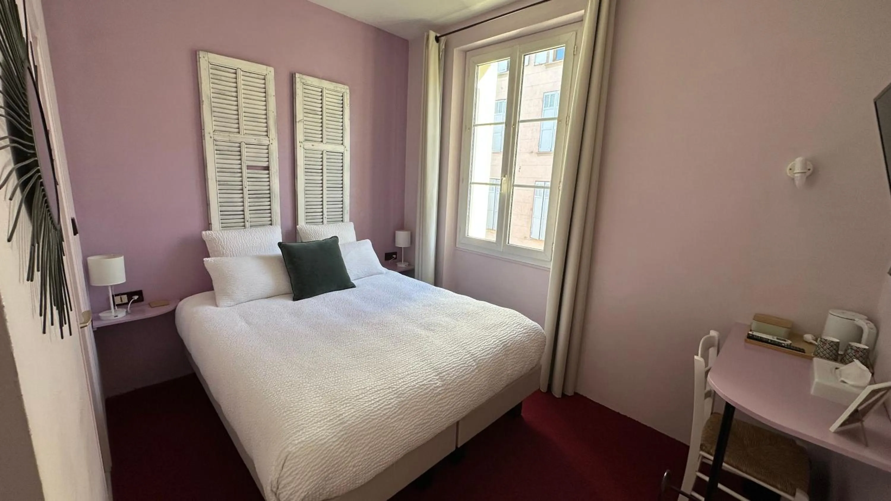 Bed in Logis Hôtel la Vallée de l'Arc