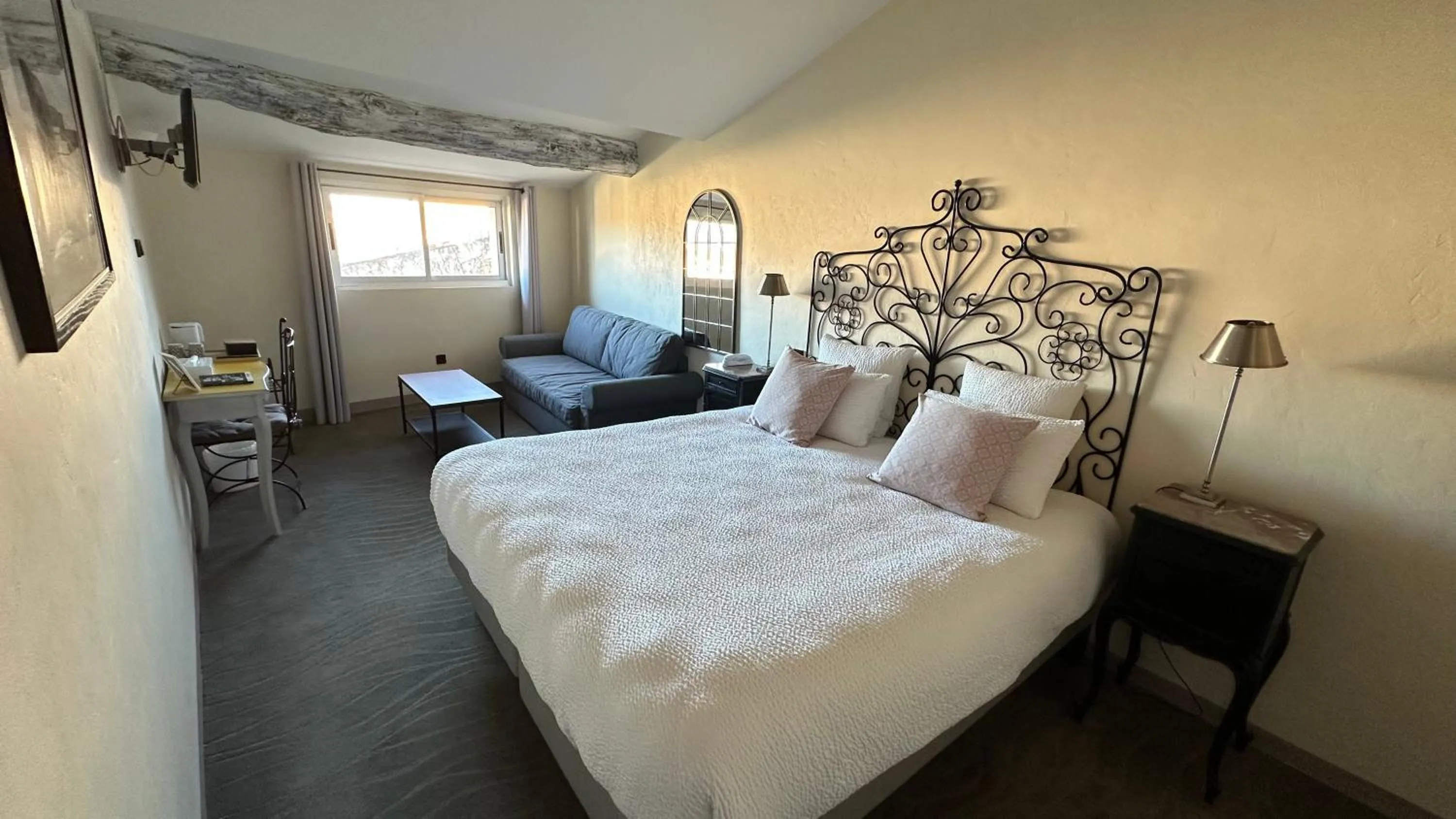 Bed in Logis Hôtel la Vallée de l'Arc