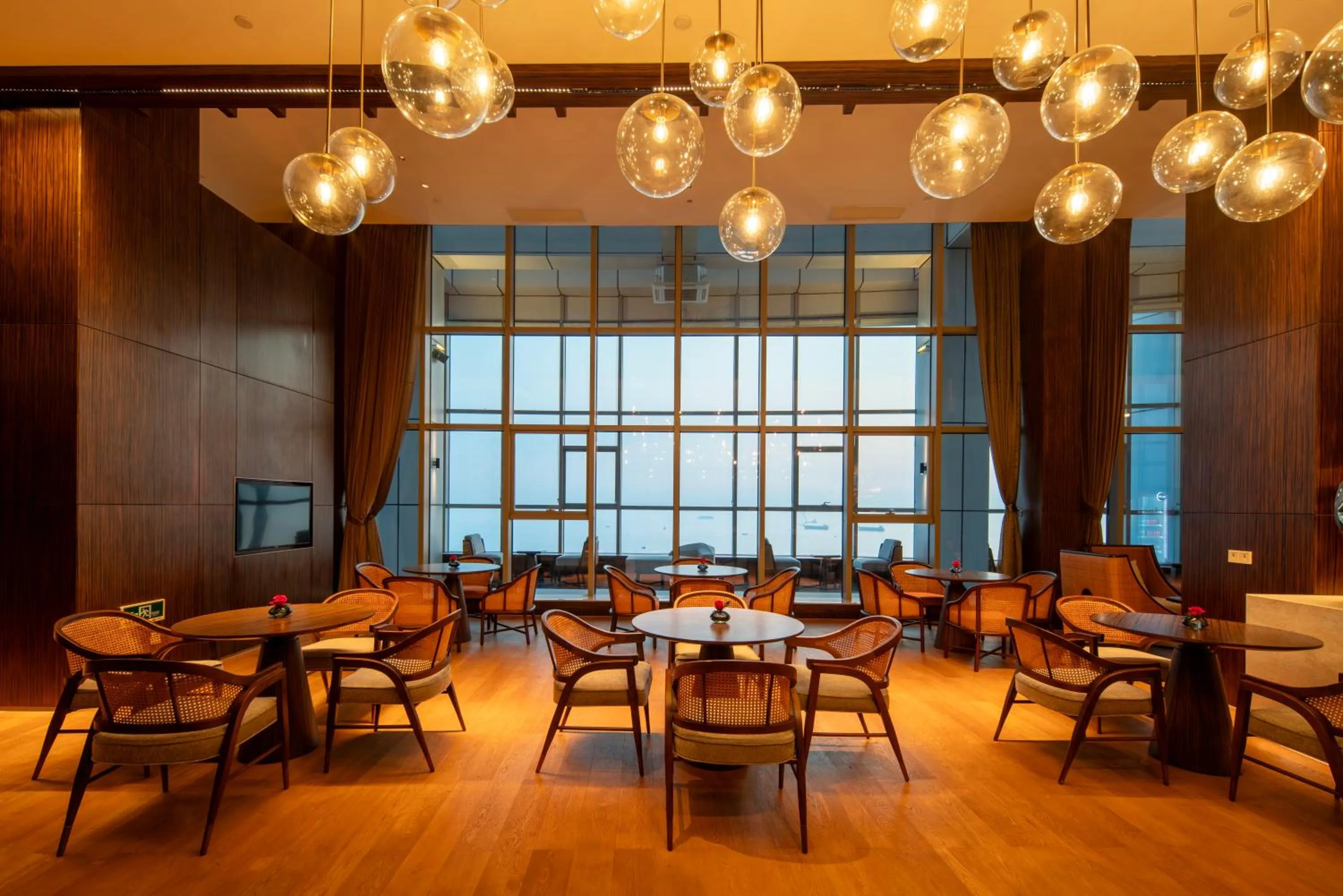 Lounge or bar in Crowne Plaza Beihai Silver Beach by IHG