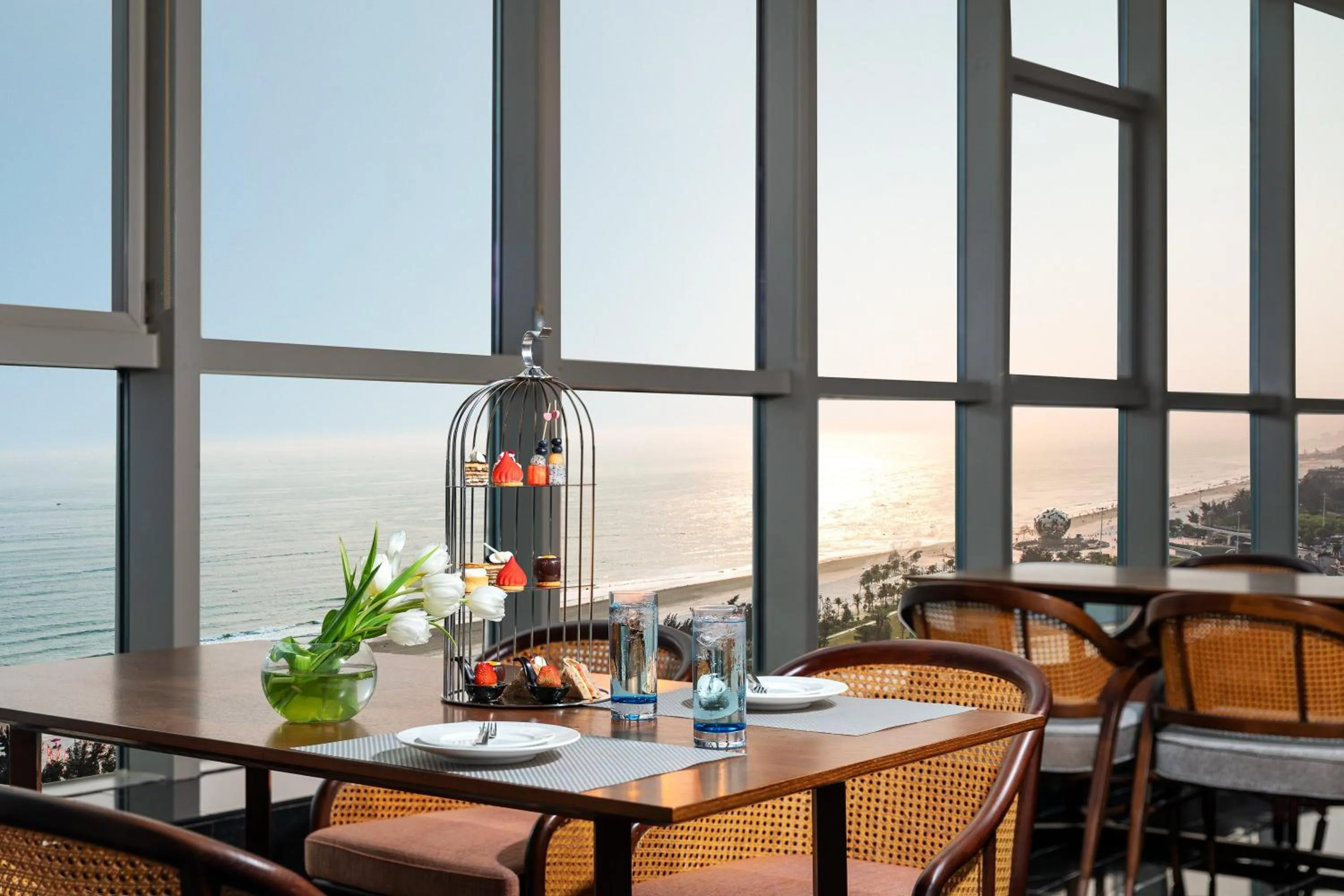 Lounge or bar in Crowne Plaza Beihai Silver Beach by IHG