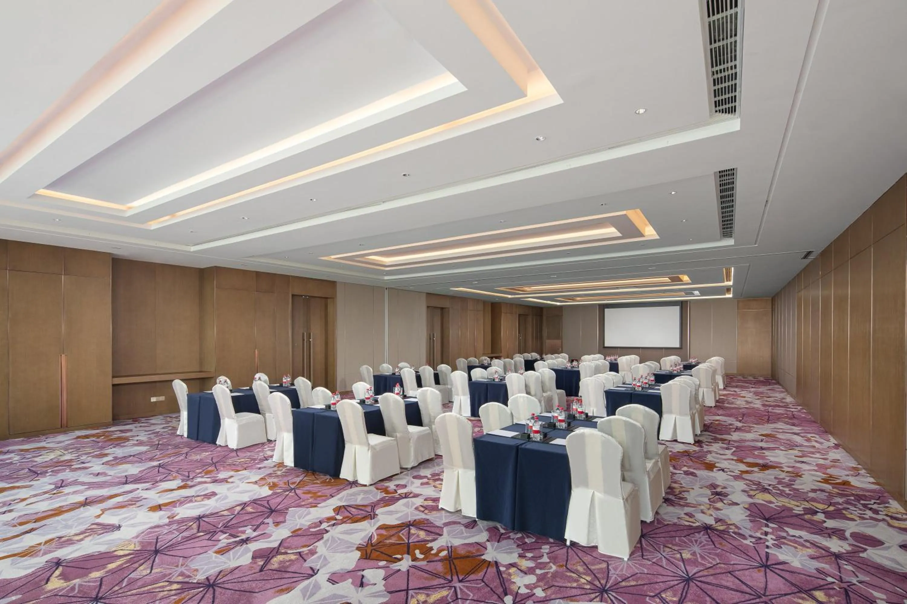Meeting/conference room in Crowne Plaza Beihai Silver Beach by IHG