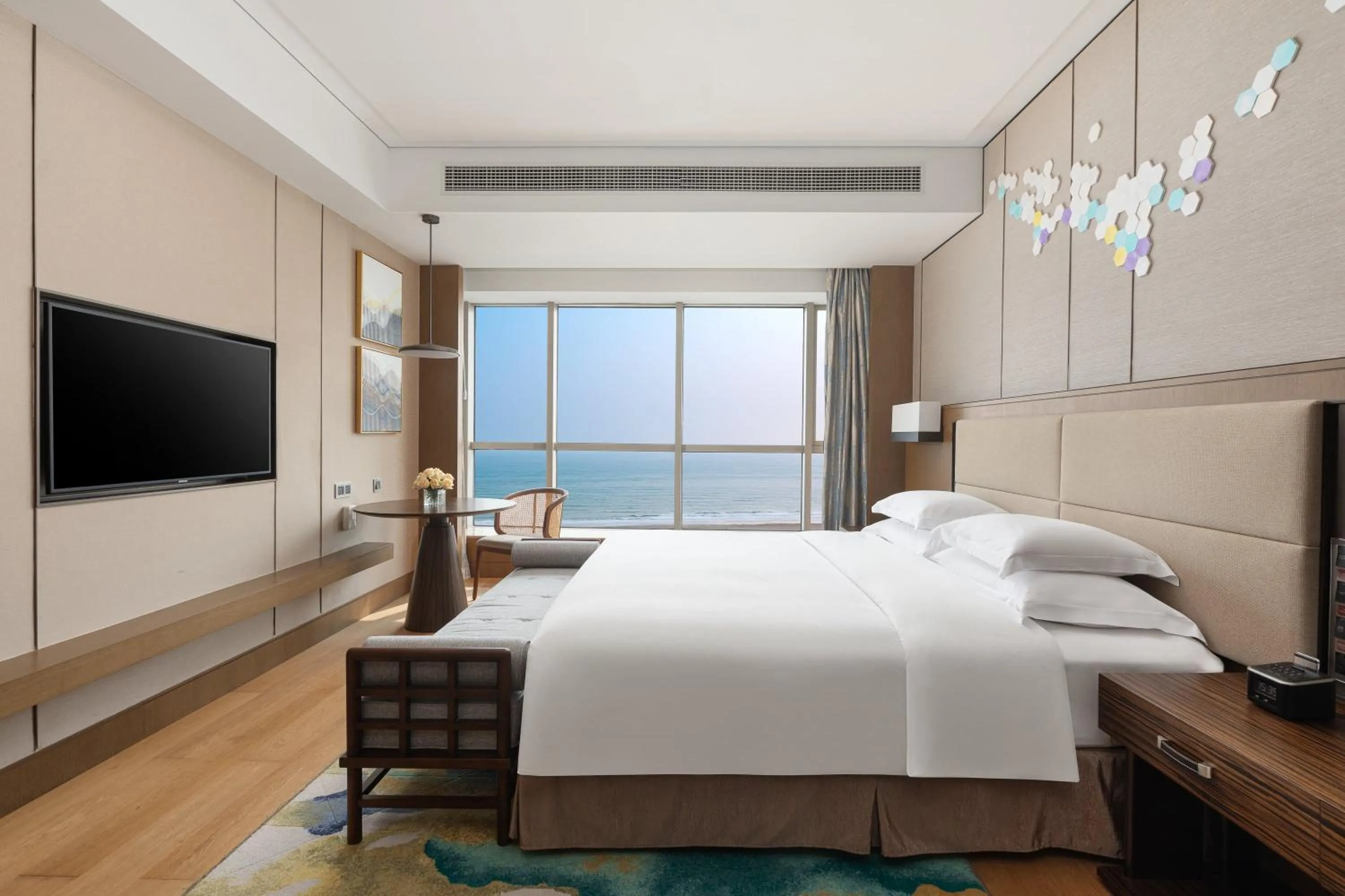Photo of the whole room, Bed in Crowne Plaza Beihai Silver Beach by IHG