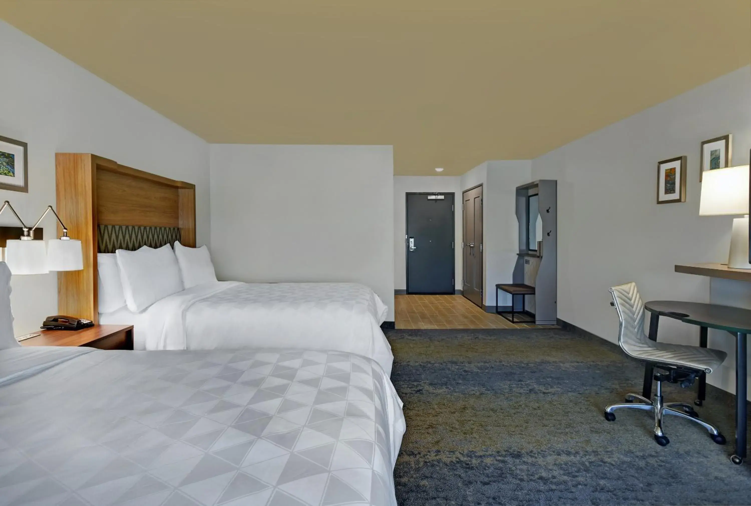 Standard Queen Room with Two Queen Beds and Mobility Accessible Tub in Holiday Inn Grand Rapids North - Walker by IHG Standard Queen Room with Two Queen Beds and Mobility Accessible Tub in Holiday Inn Grand Rapids North - Walker by IHG
