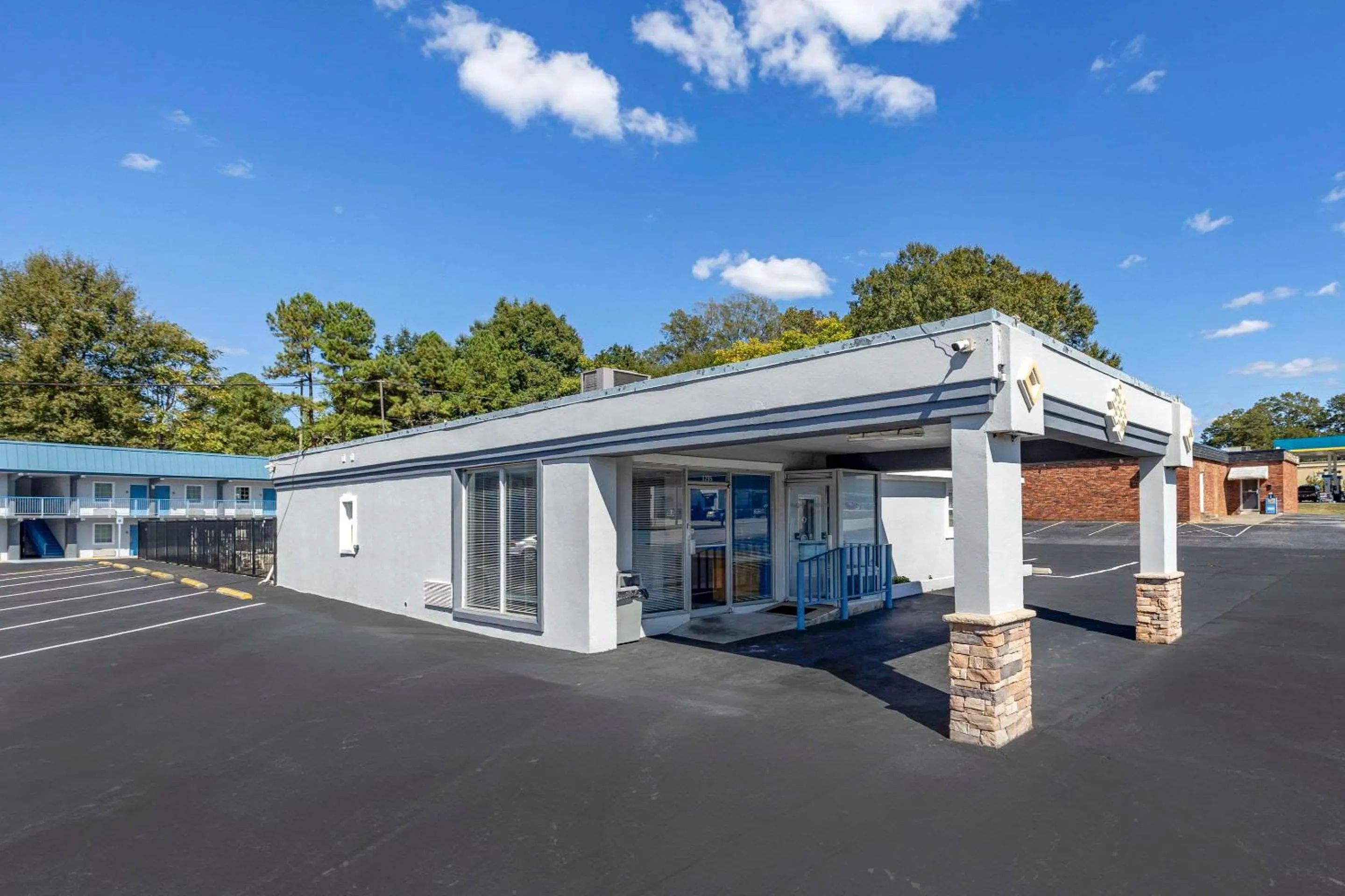 Property building in Rodeway Inn Union
