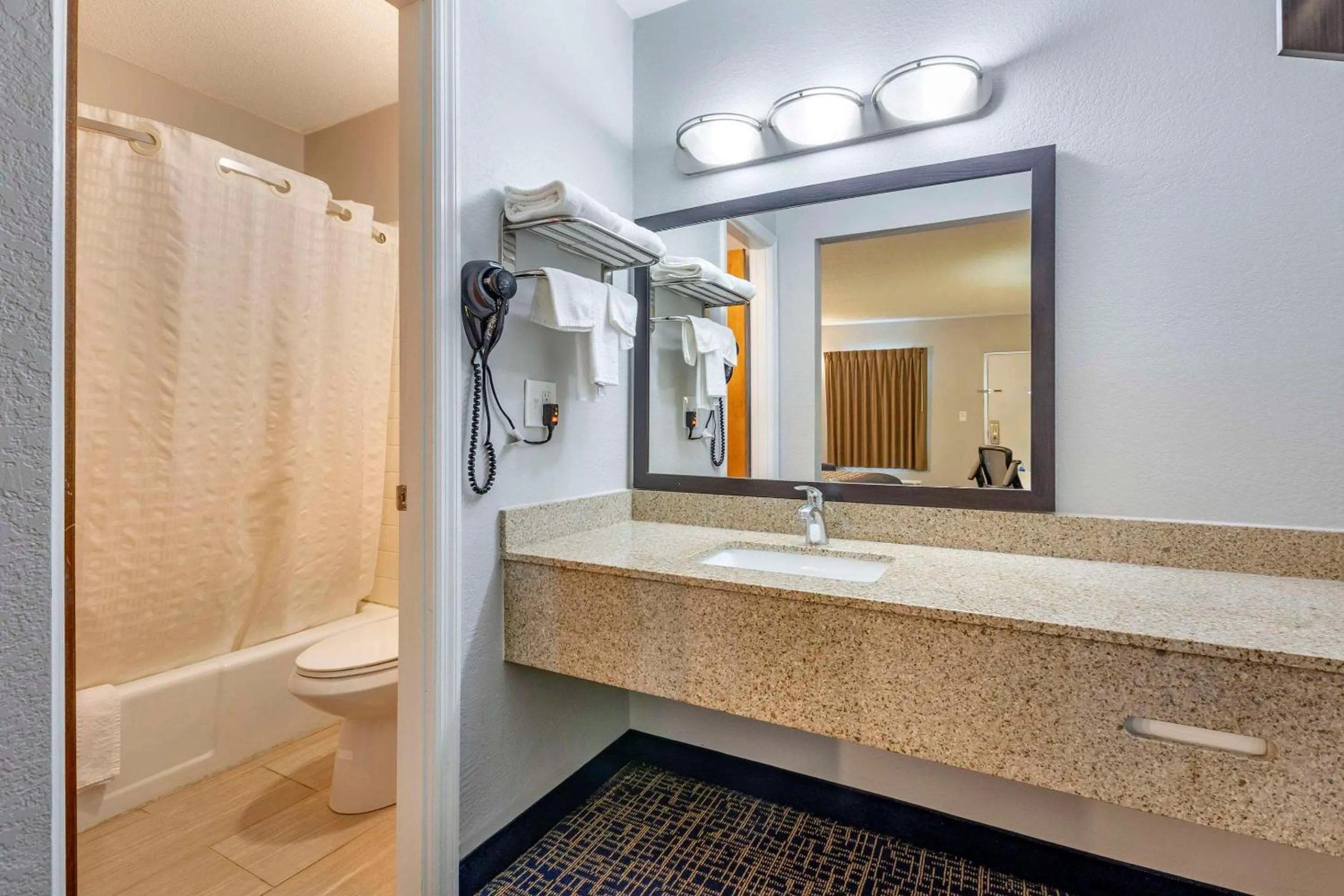 Bedroom in Rodeway Inn Union