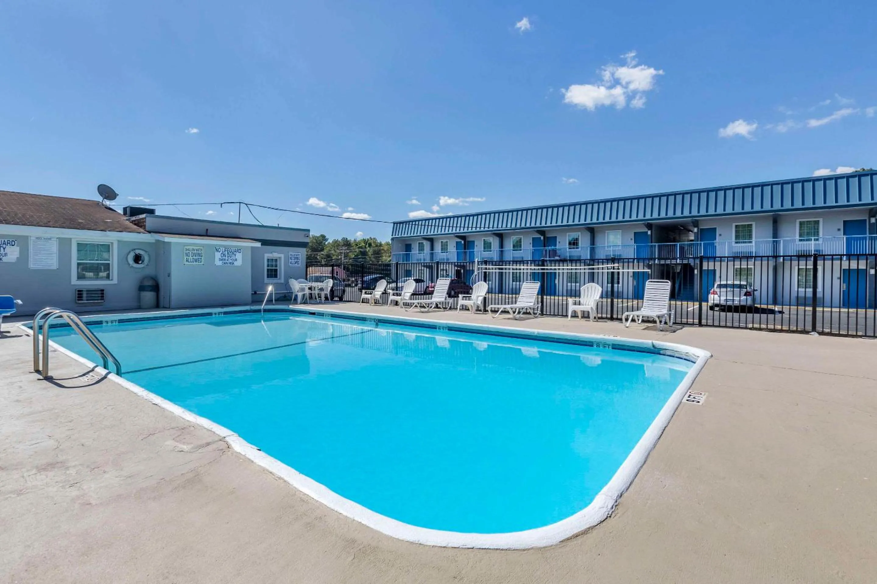 Swimming pool in Rodeway Inn Union