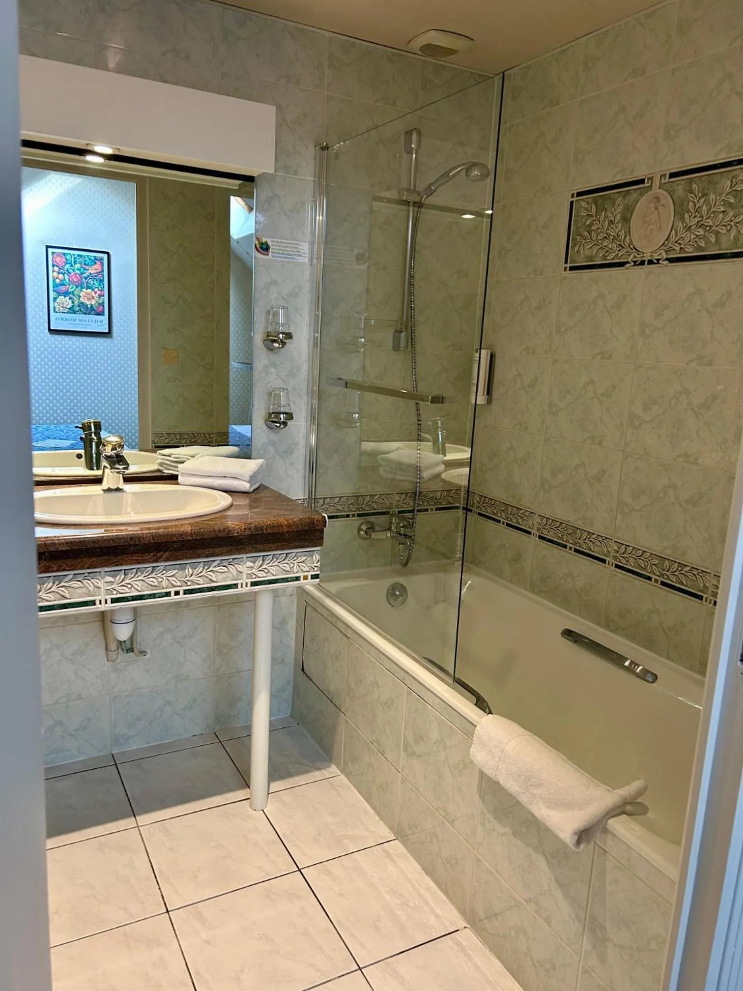 Bathroom in Cit'Hotel le Challonge