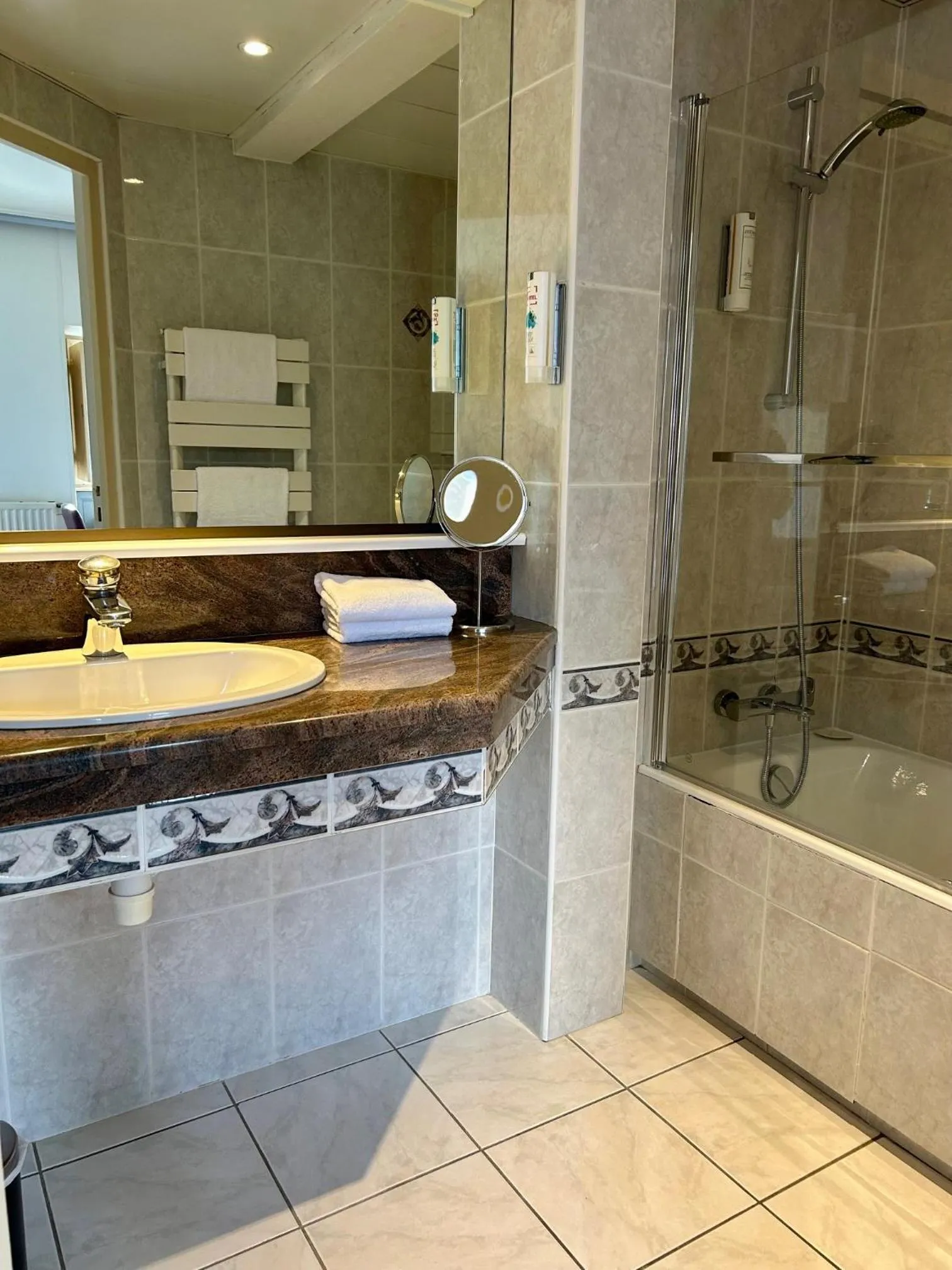 Bath in Cit'Hotel le Challonge