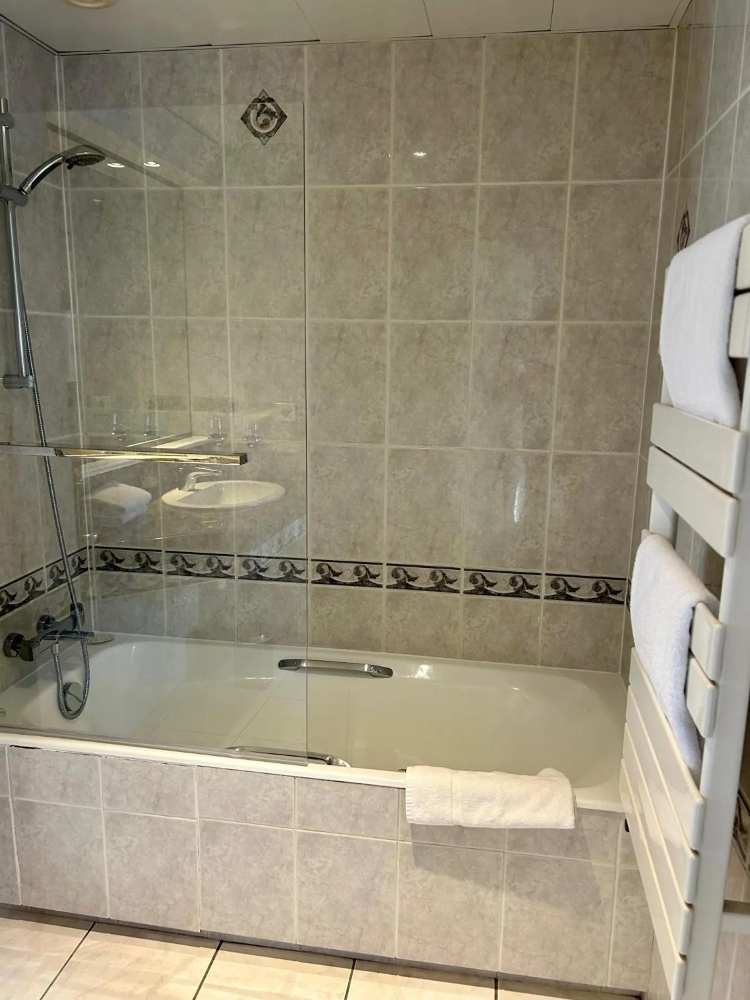 Bath in Cit'Hotel le Challonge