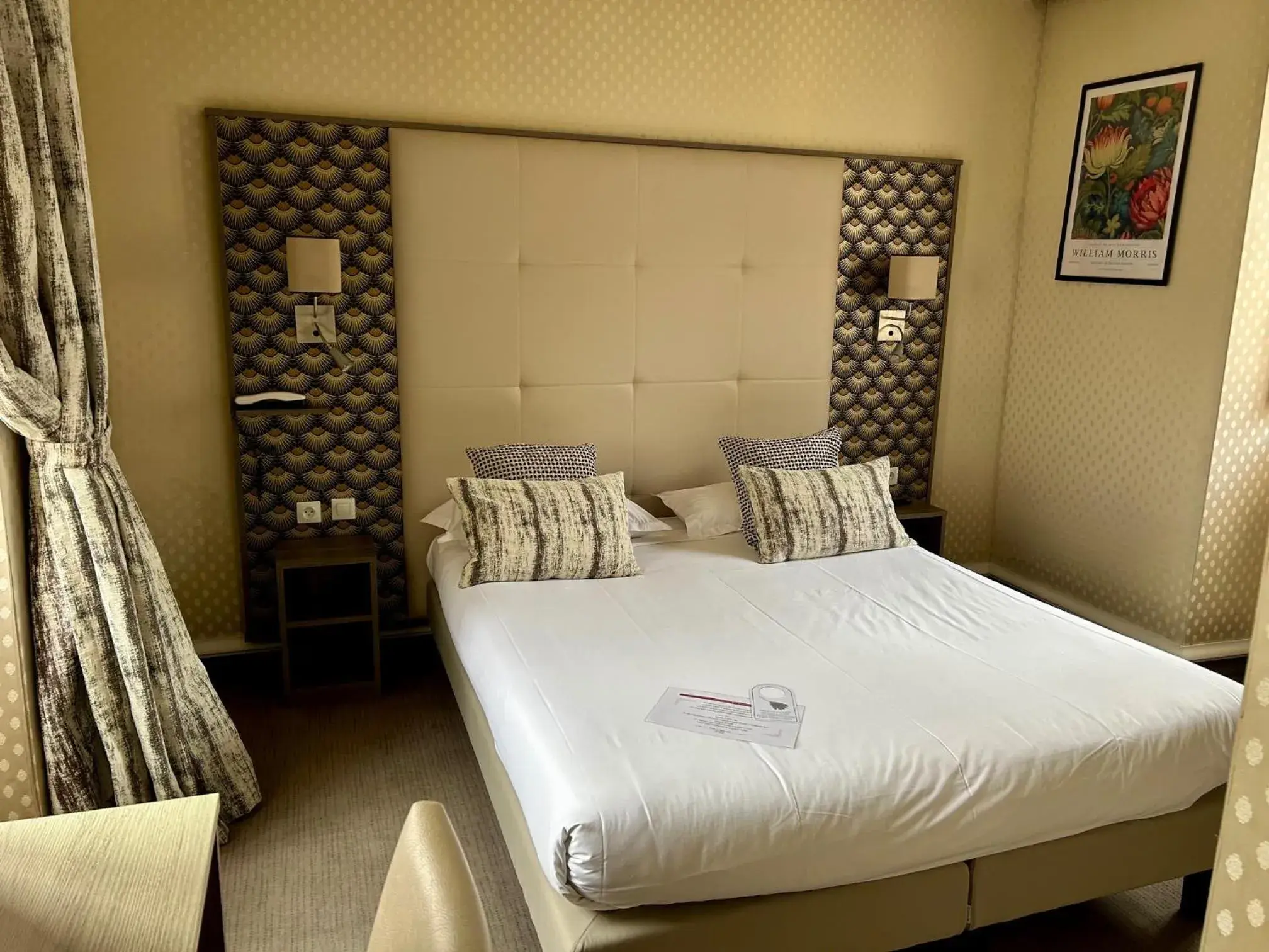 Suite/Salon in Cit'Hotel le Challonge Suite/Salon in Cit'Hotel le Challonge