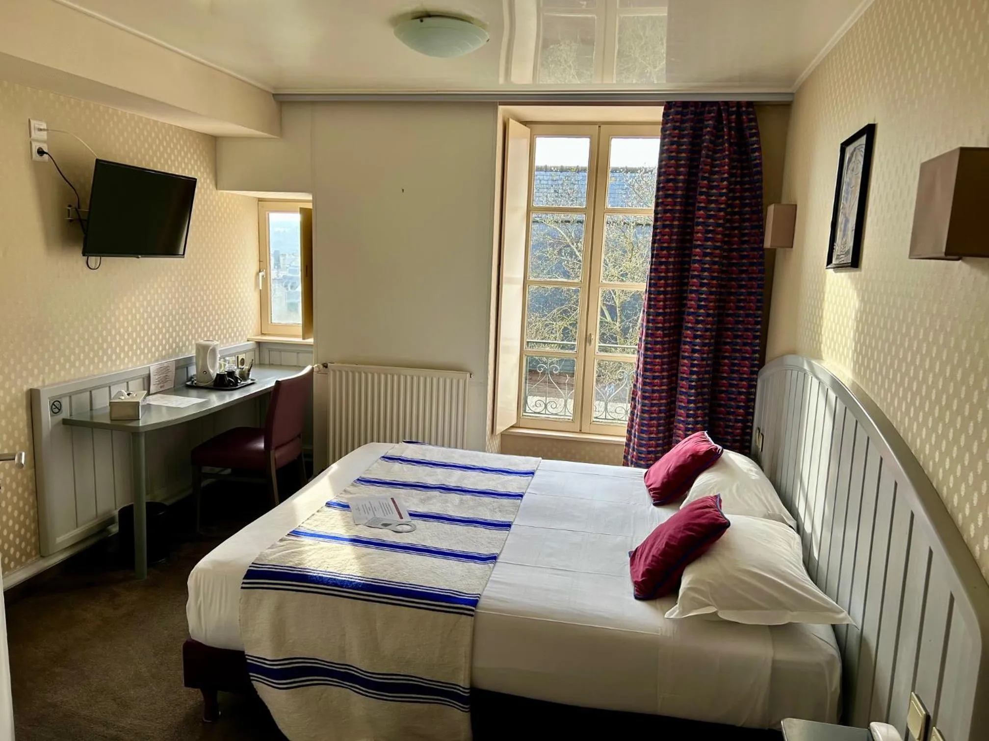 Bedroom, Bed in Cit'Hotel le Challonge