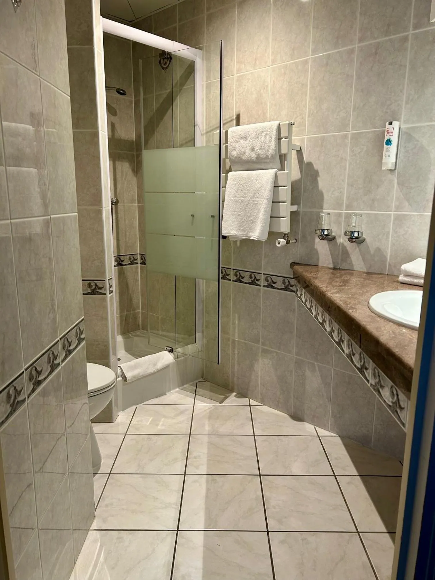 Bathroom in Cit'Hotel le Challonge