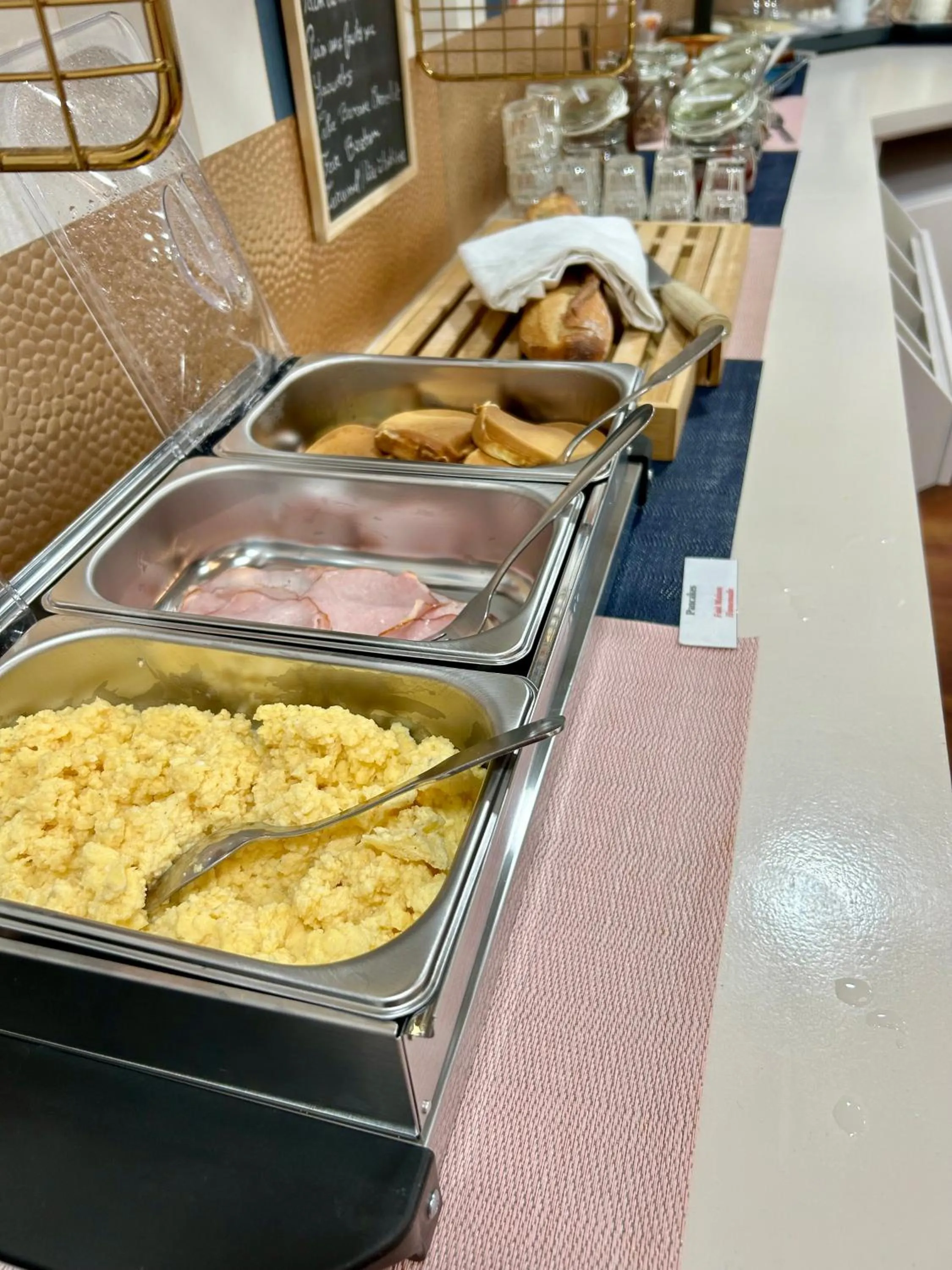 Breakfast in Cit'Hotel le Challonge