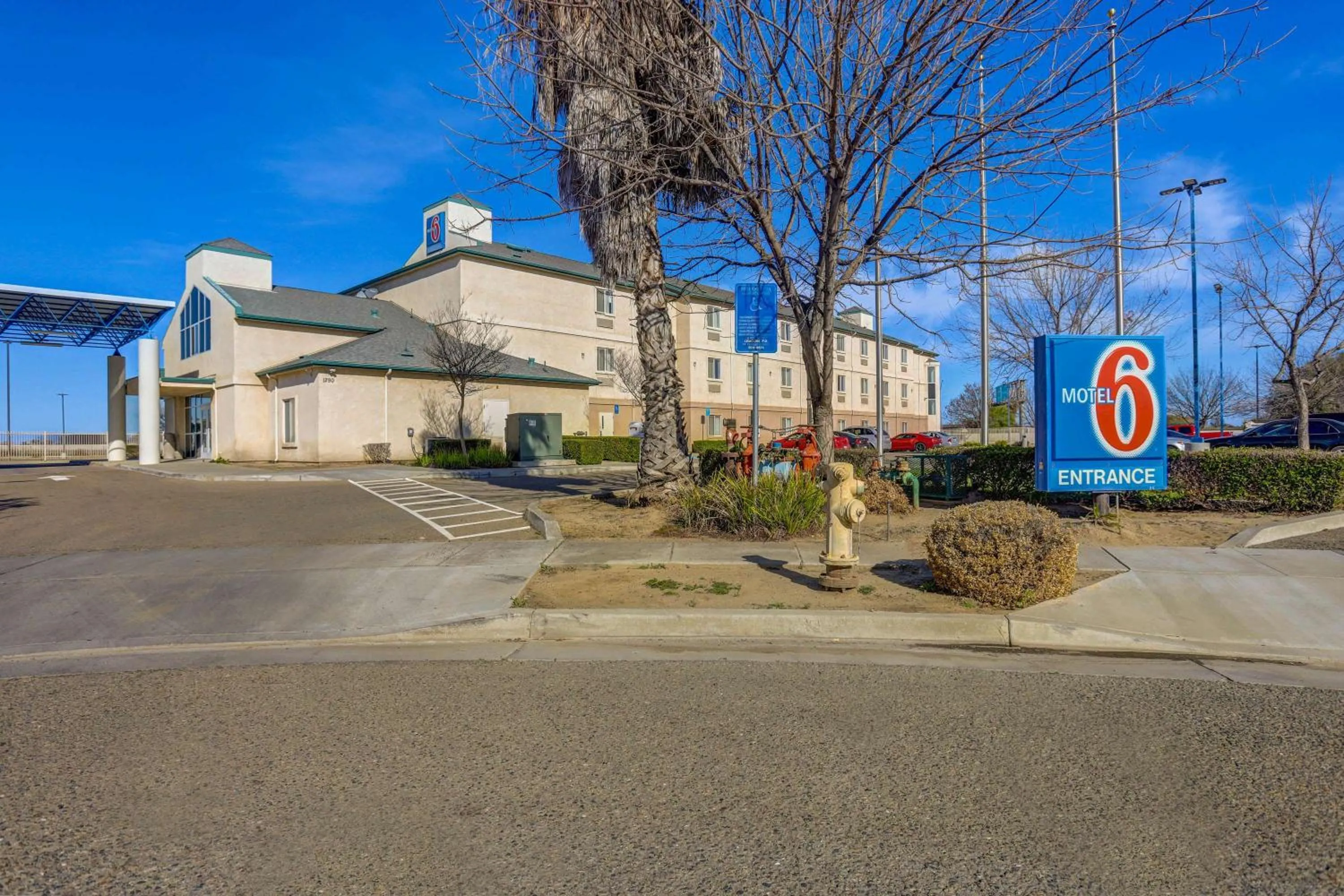 Property building in Motel 6-Lemoore, CA