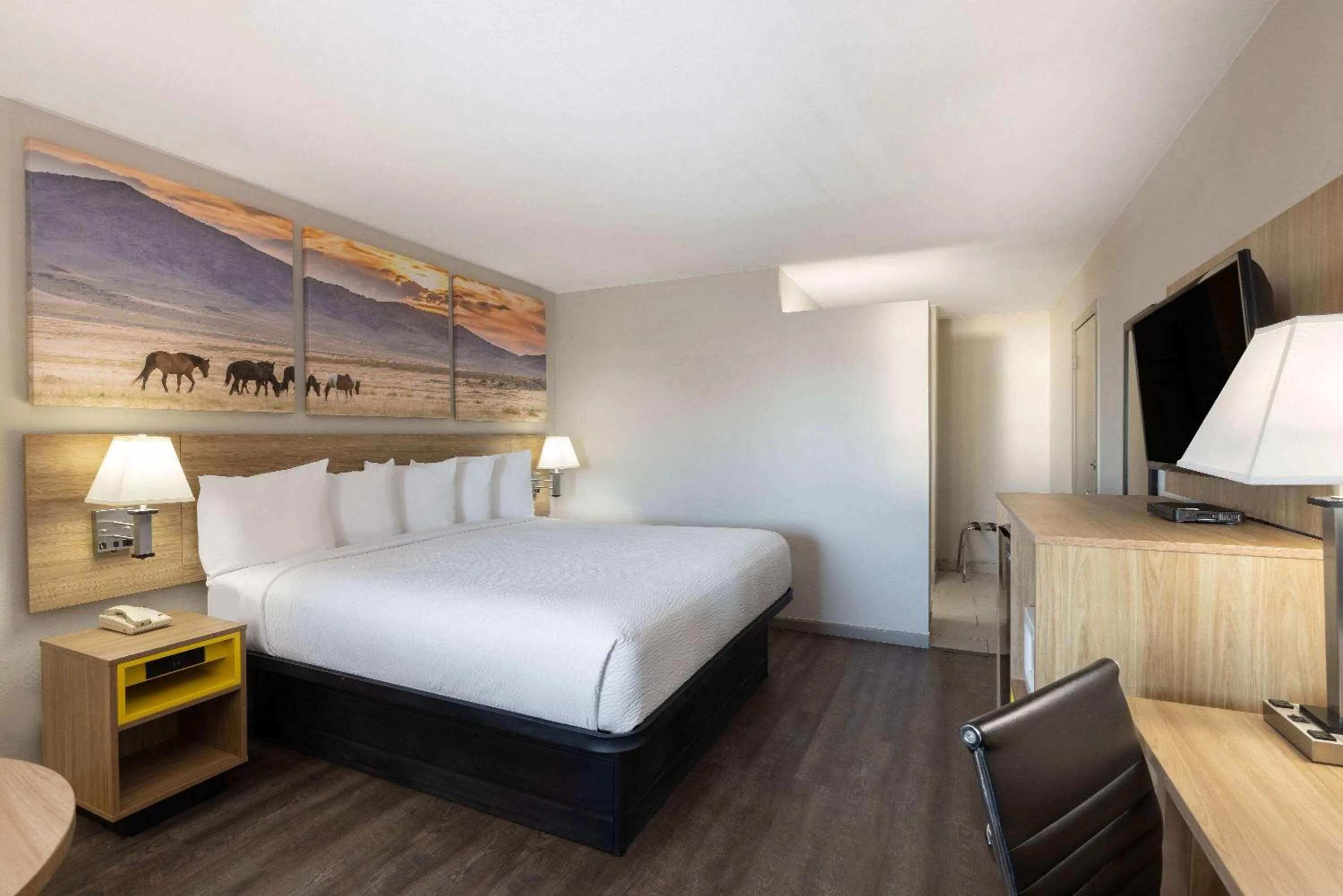 Photo of the whole room, Bed in Days Inn by Wyndham Roswell